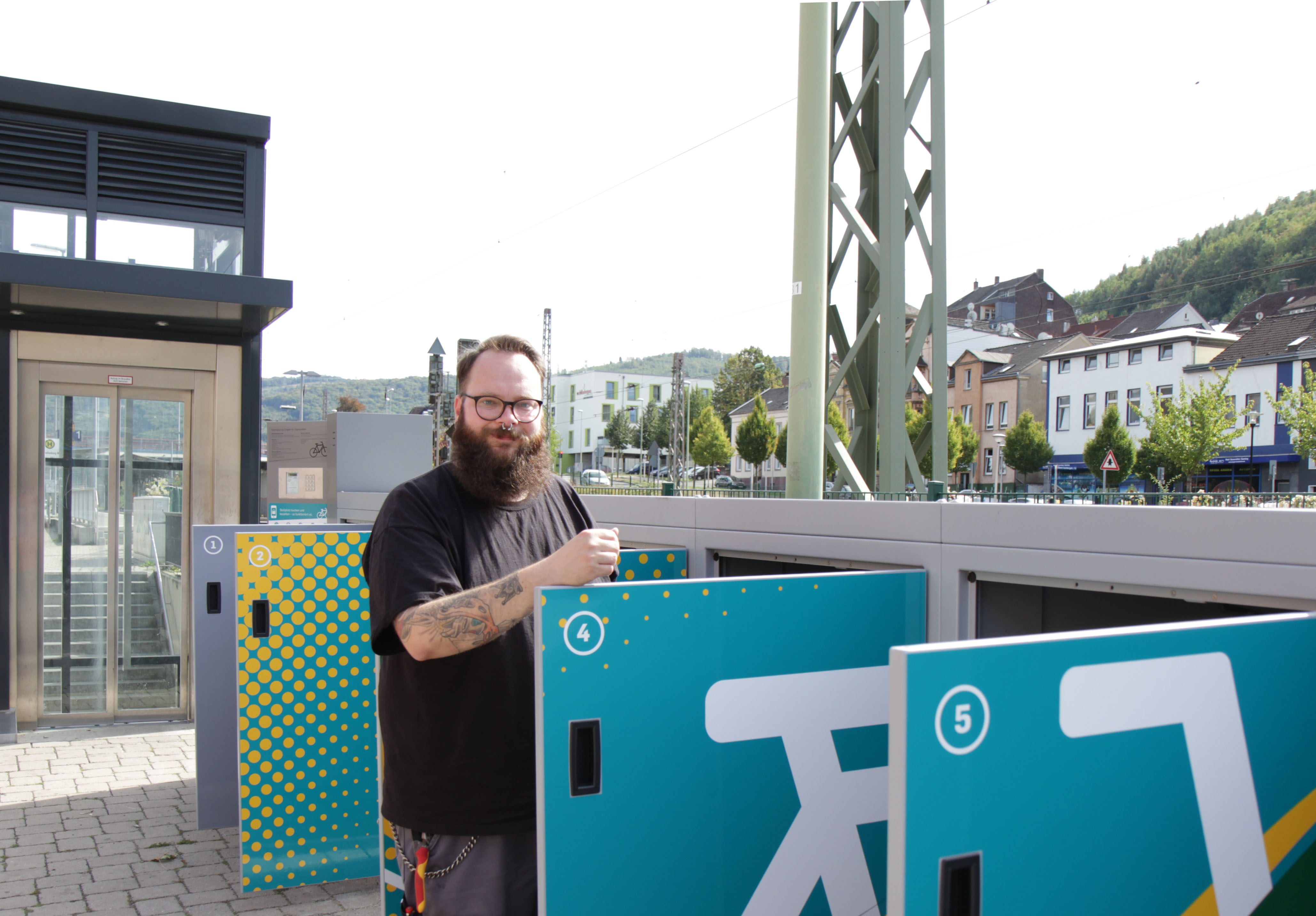 Unser Elektriker nimmt die DeinRadschloss Fahrradboxen in Hagen Hohenlimburg in Betrieb