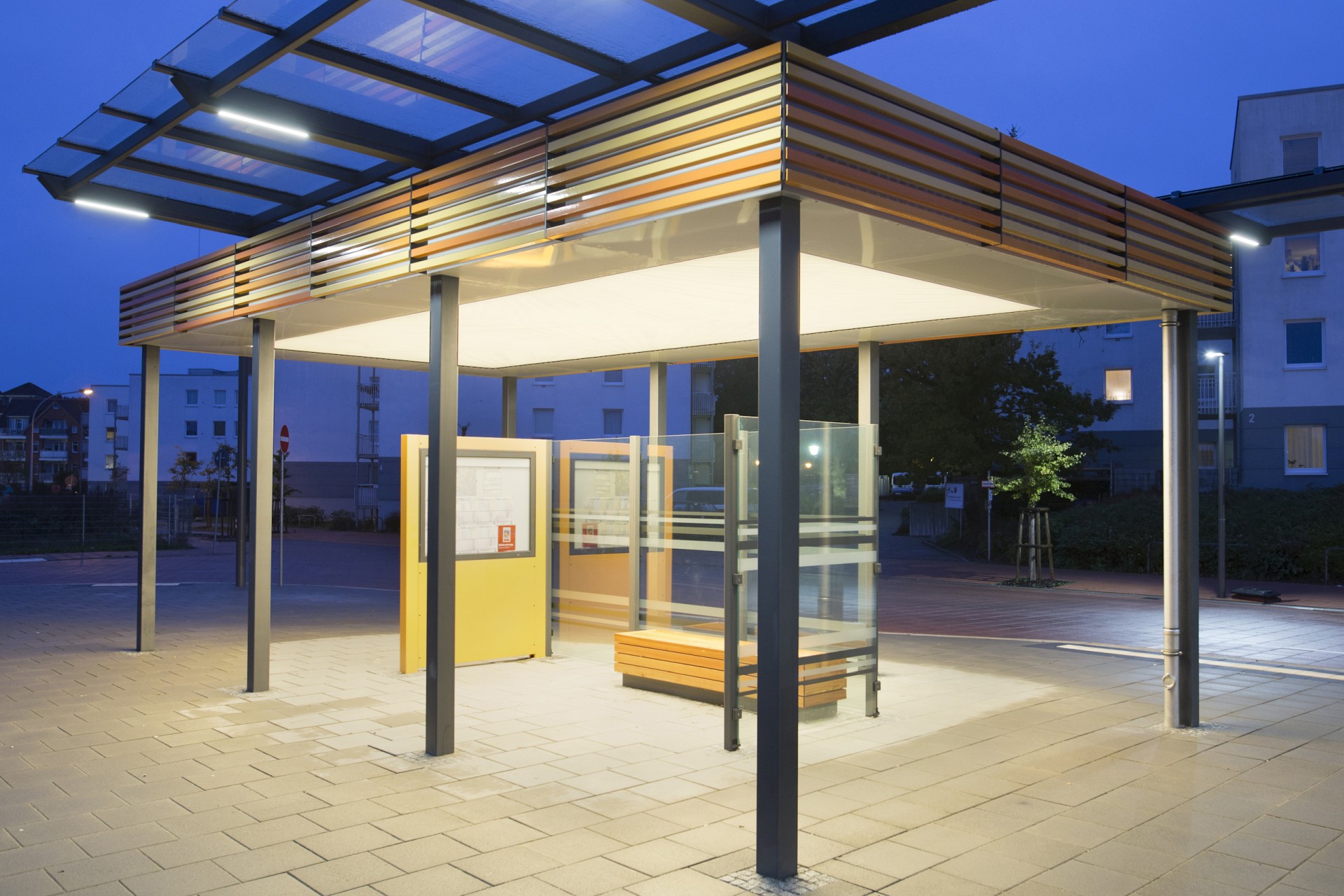 Wartehalle Busbahnhof Pinneberg bei Nacht