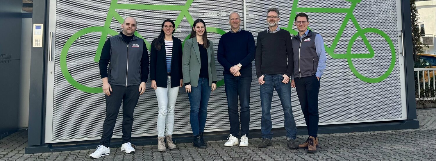 Kienzler Gruppenfoto vor Fahrrad-Sammelschließanlage