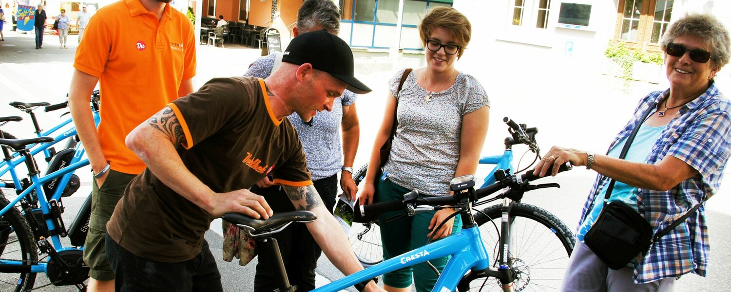 Beim Straßenfest nutzen Besucherinnen und Besucher die Gelegenheit sich über die E-Bikes und das Verleihsystem zu informieren
