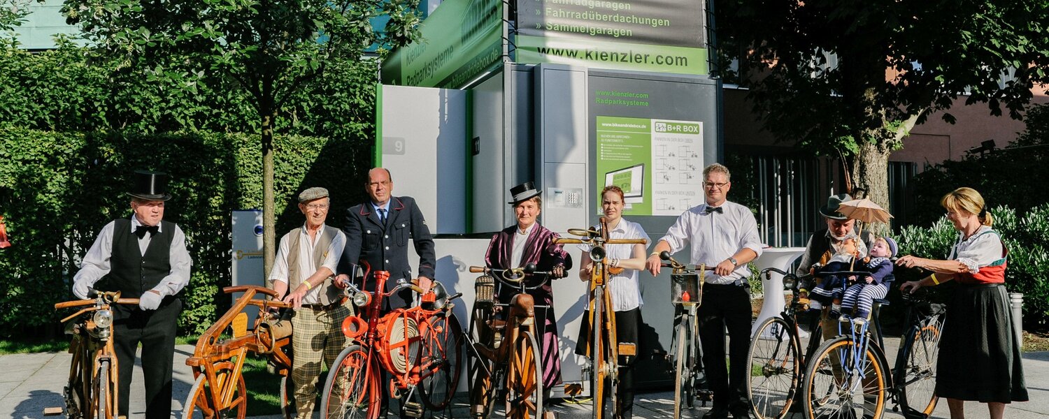 Der Radsportverein Wendlingen mit den historischen Fahrrädern vor den Bike and Ride Boxen