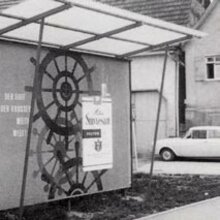 In Zusammenarbeit mit seinen Kunden entwickelt Bruno Kienzler erste Plakatanschlagtafeln. Plakatanschlagtafel