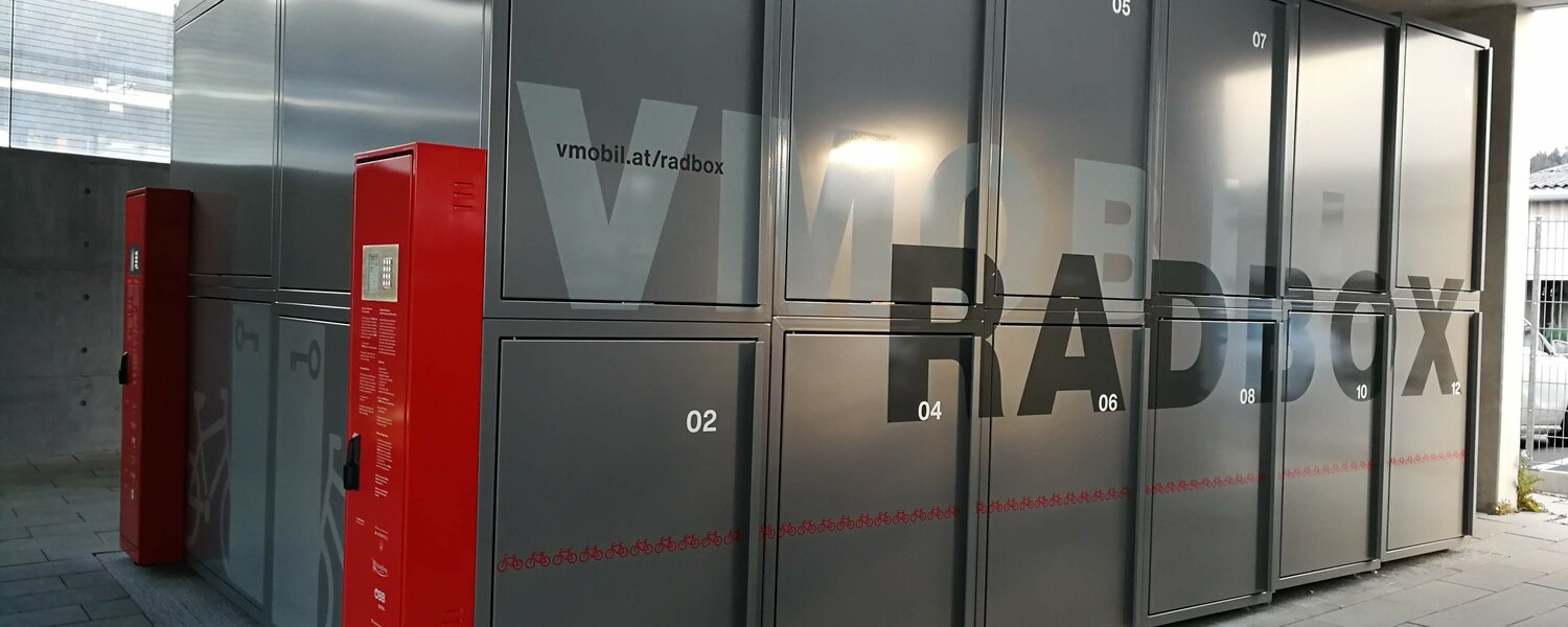 Kienzler Buchungs- und Zugangssystem für die VMOBIL Radboxen in Rankweil am Bahnhof, Westseite; Foto: Verkehrsverbund Vorarlberg