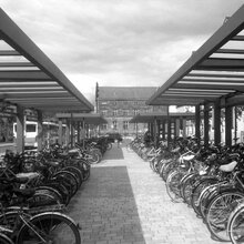 Produktion der ersten Fahrradüberdachungen, welche auf den bestehenden Wartehallenmodellen basieren. Fahrradüberdachung aus dem Jahre 1975