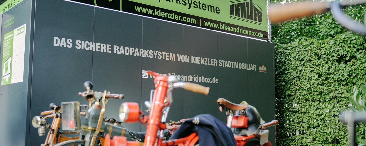 Die historischen Räder des Radsportverein Wendlingen und das Radparksystem von Kienzler Stadtmobiliar