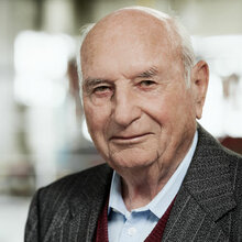 Steinmetzmeister Bruno Kienzler gründet die Einzelfirma für Kunst und Natursteine in Hausach. Bruno Kienzler
