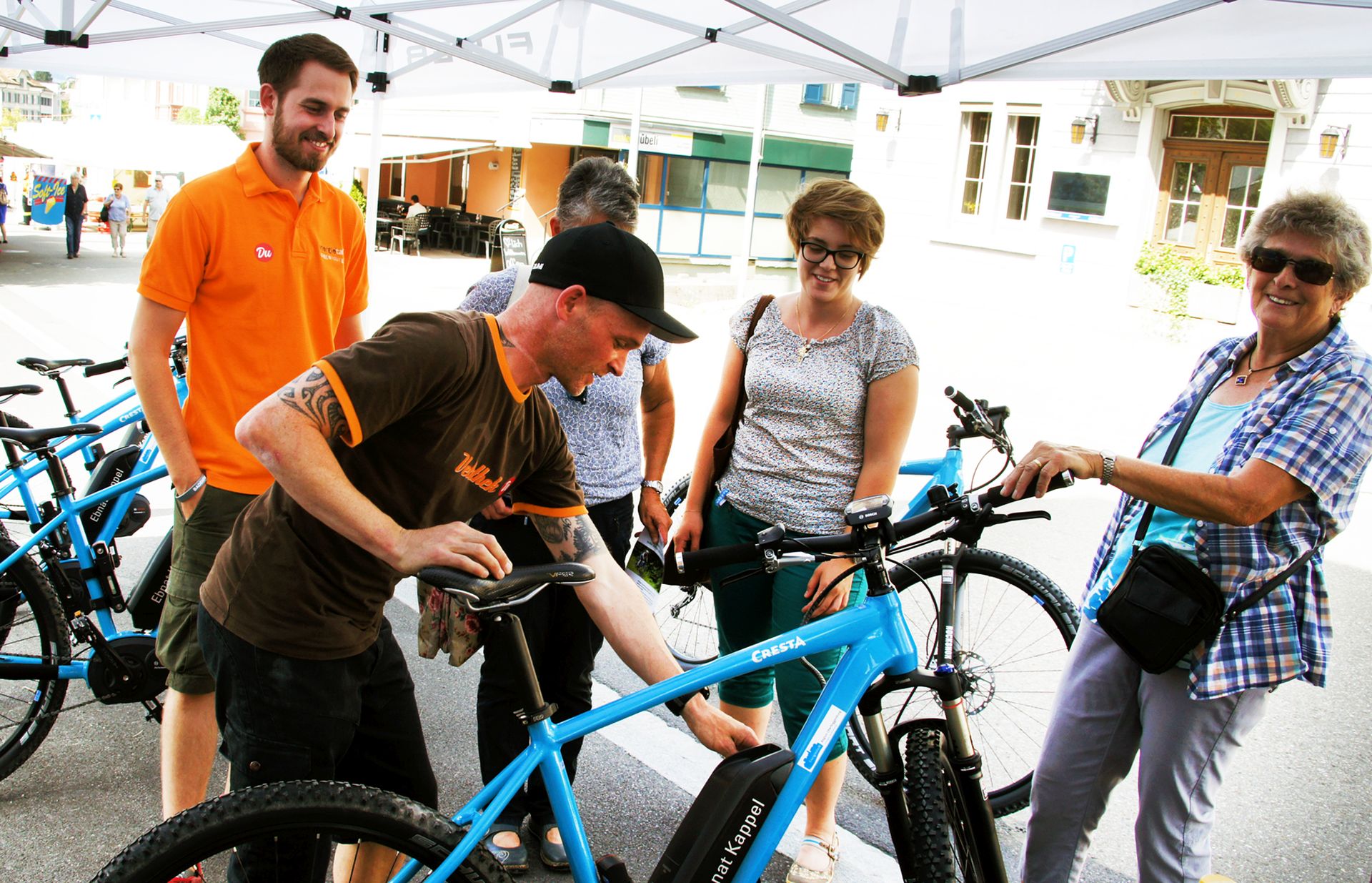 Beim Straßenfest nutzen Besucherinnen und Besucher die Gelegenheit sich über die E-Bikes und das Verleihsystem zu informieren