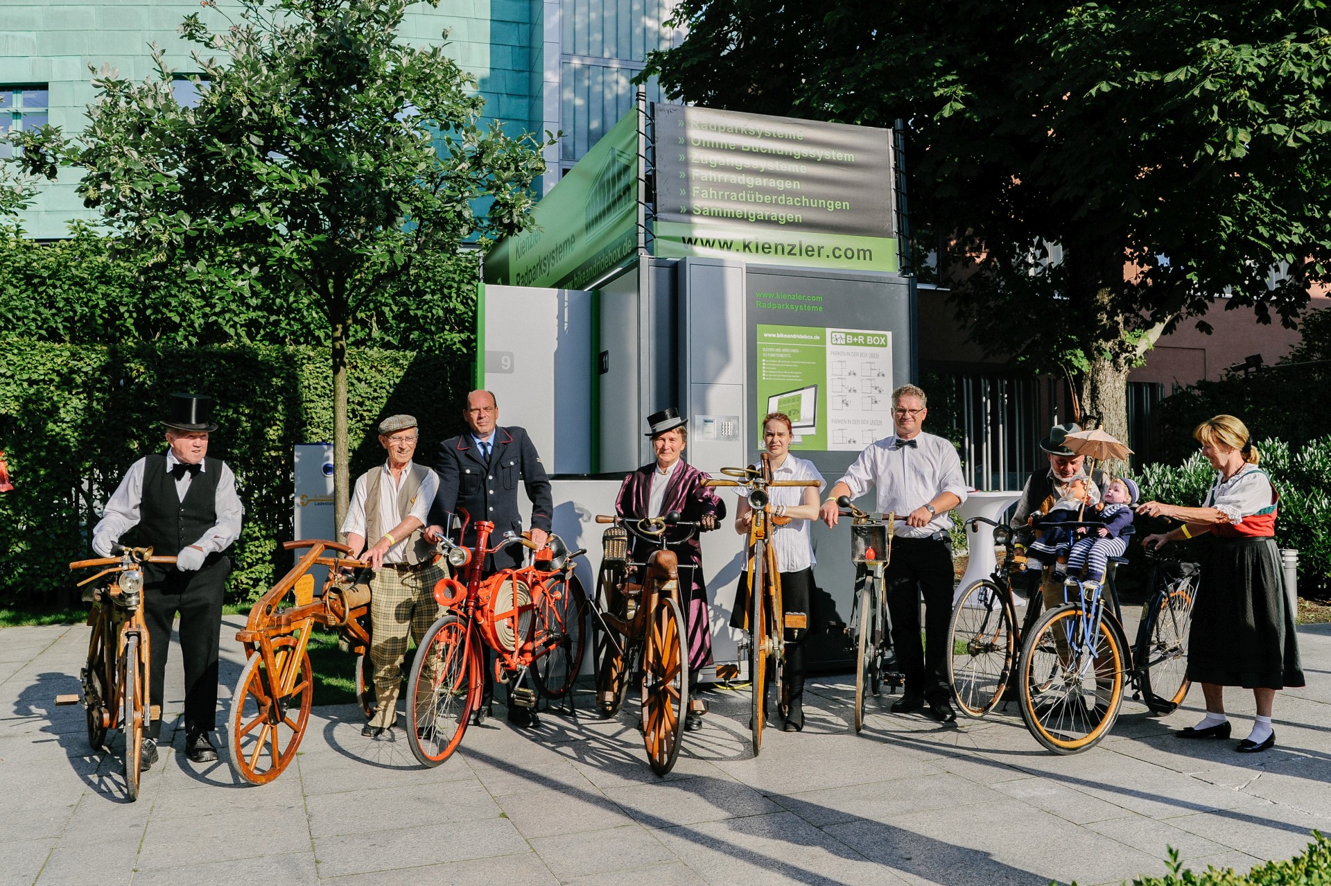 Der Radsportverein Wendlingen mit den historischen Fahrrädern vor den Bike and Ride Boxen