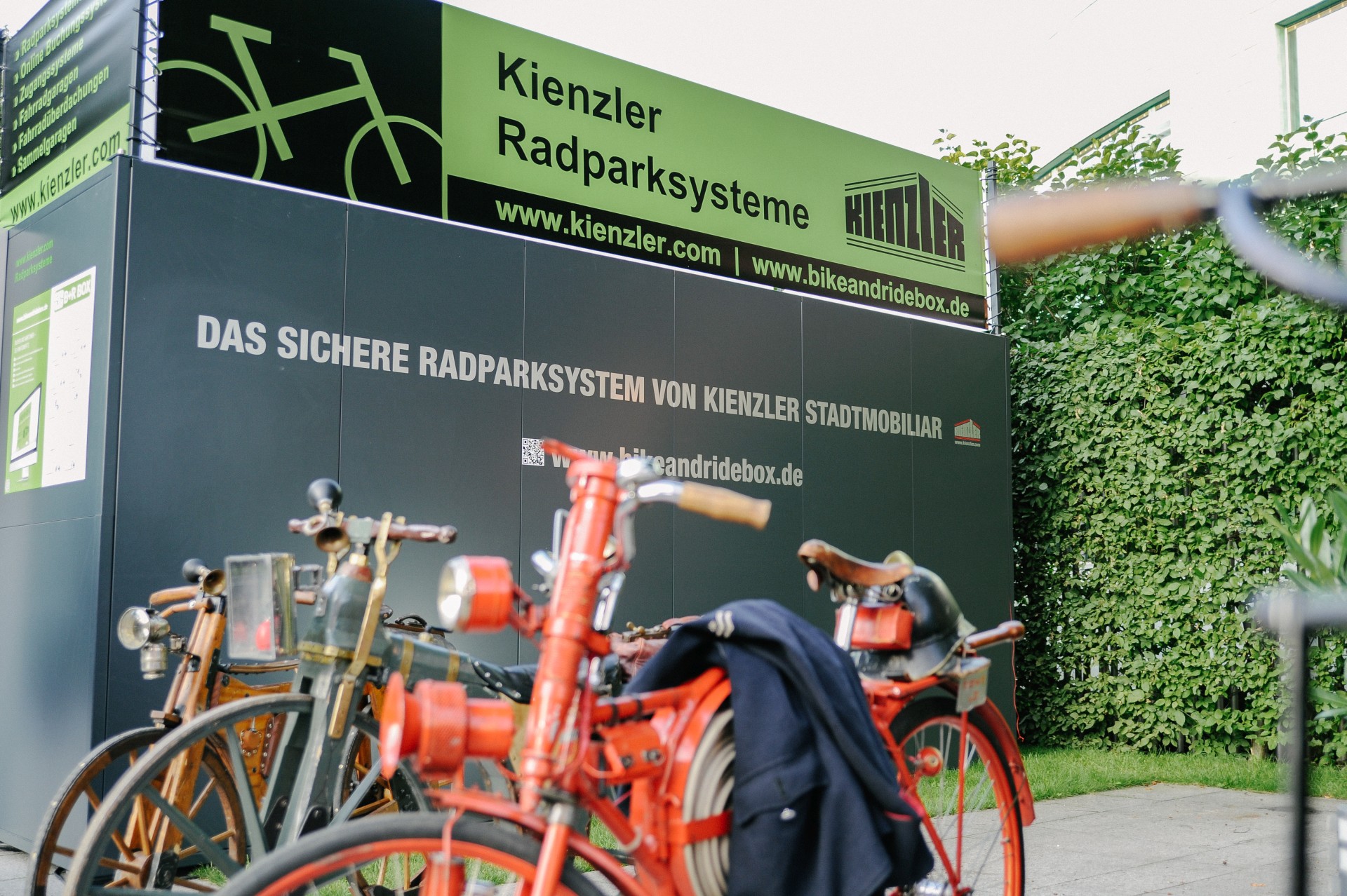 Die historischen Räder des Radsportverein Wendlingen und das Radparksystem von Kienzler Stadtmobiliar