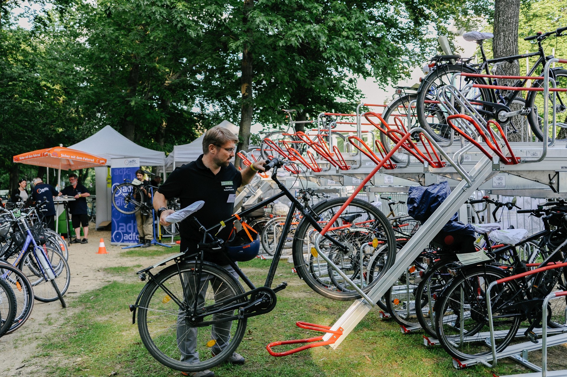 Ein Großteil der Räder wurde vom ADFC fachmännisch geprüft und anschließend in den von Kienzler zur Verfügung gestellten Doppelstockparkern geparkt