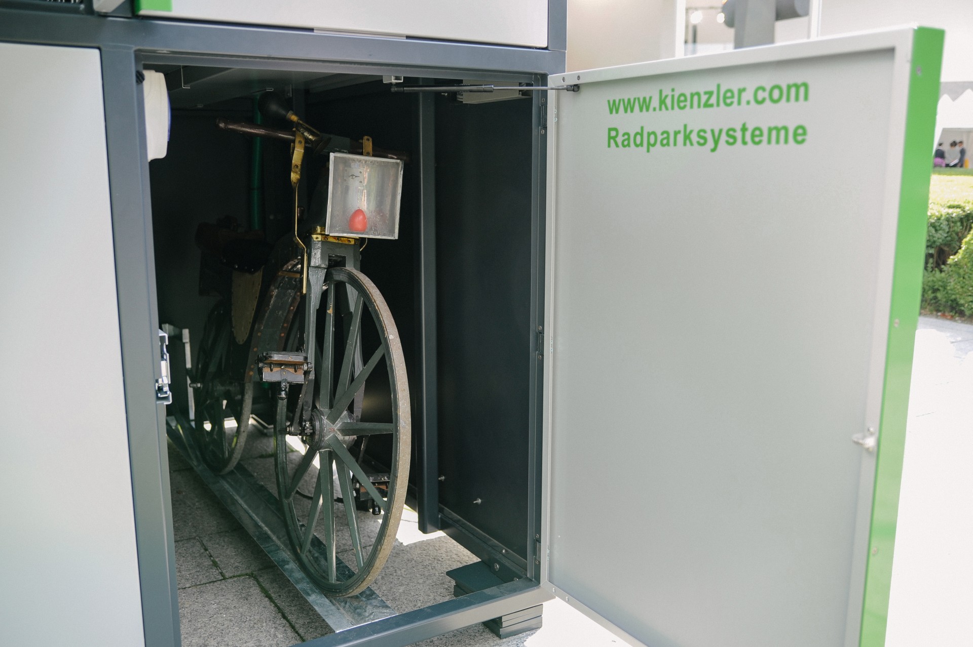 Ein geparktes historisches Rad im Radparksystem von Kienzler Stadtmobiliar