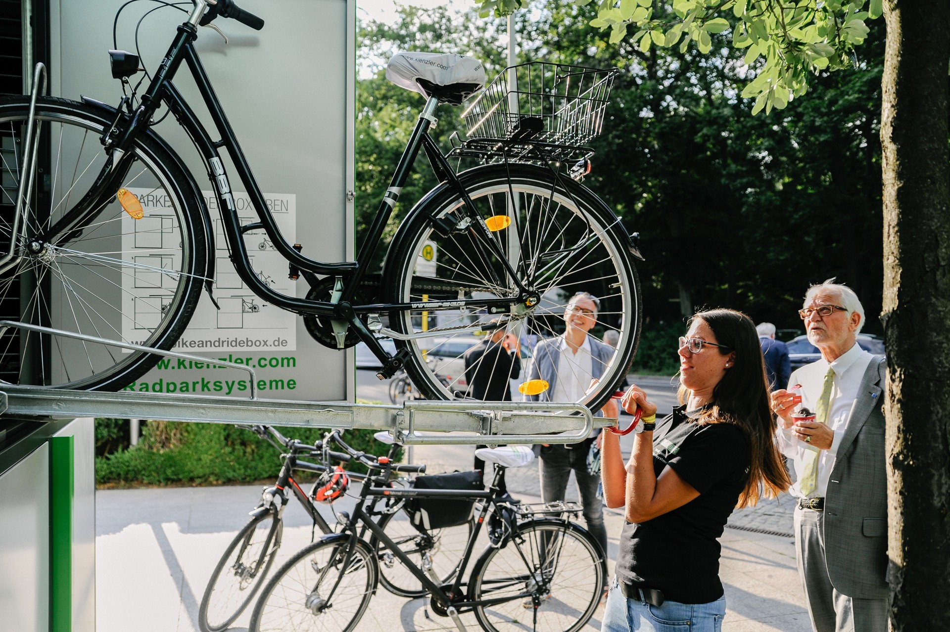 Vielen Gästen wurde das Parken eines Rades in einer unteren als auch in einer oberen Box gezeigt