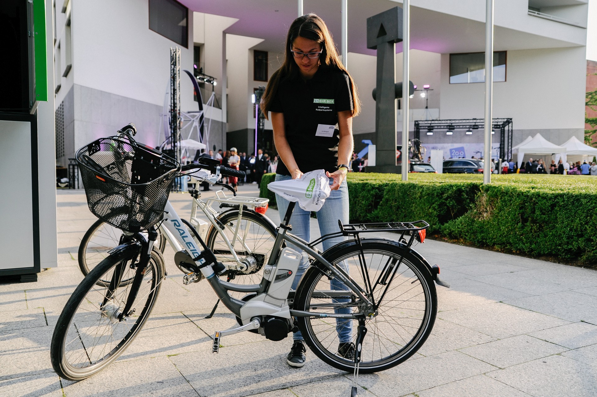 Jedes geparkte Fahrrad der Gäste erhielt einen Sattelschoner