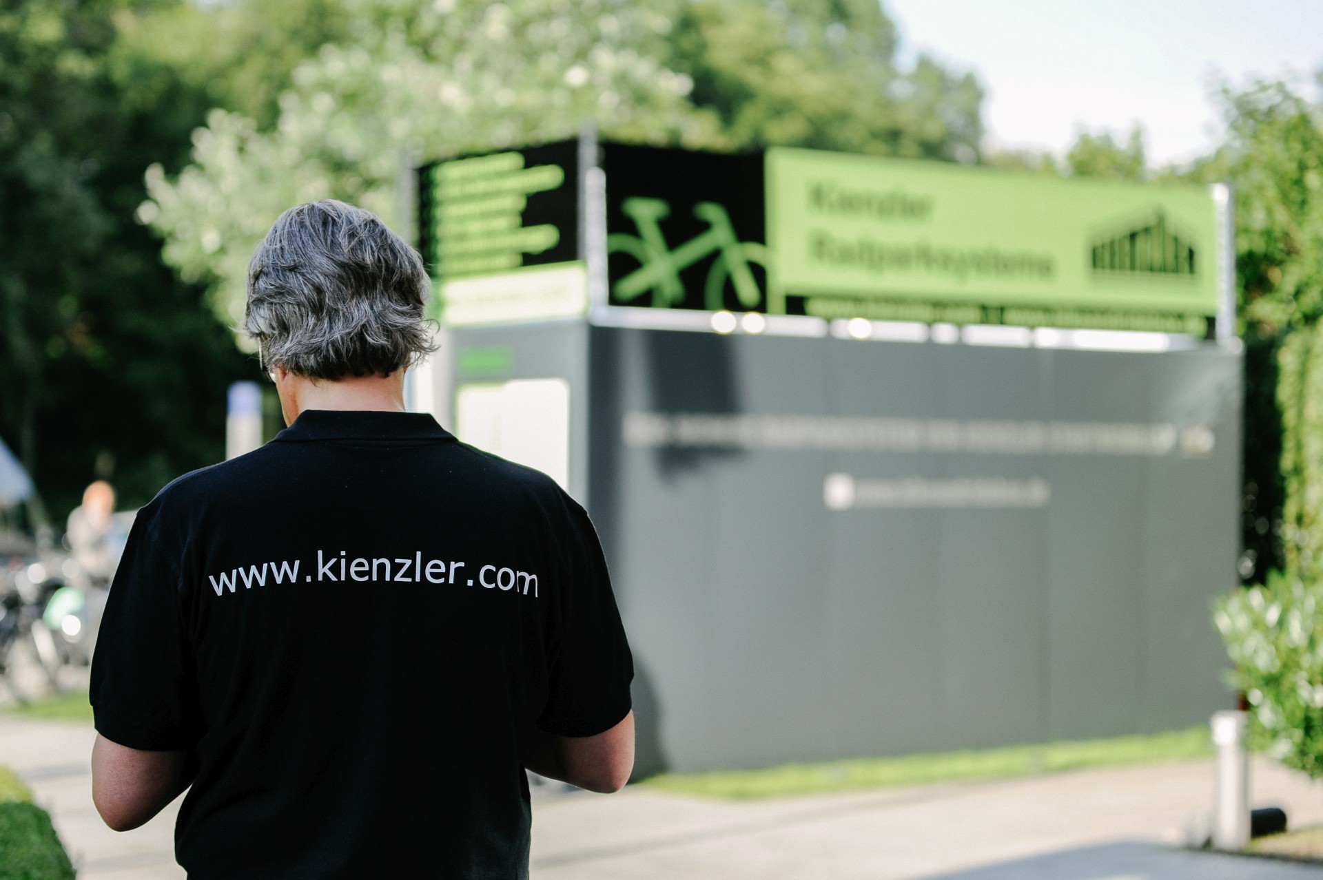 Geschäftsführer Matthias Allgeyer mit dem Kienzler Radparksystem im Hintergrund