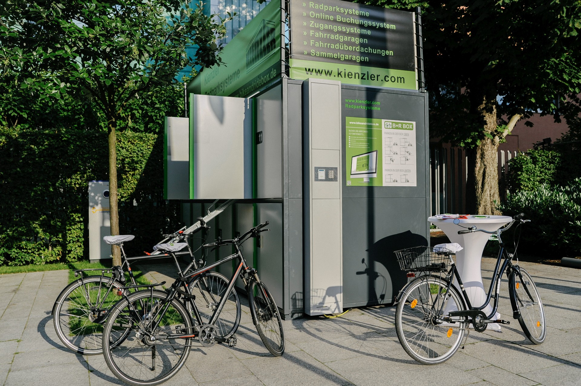 Die ersten Gäste parken in einer Bike and Ride Box