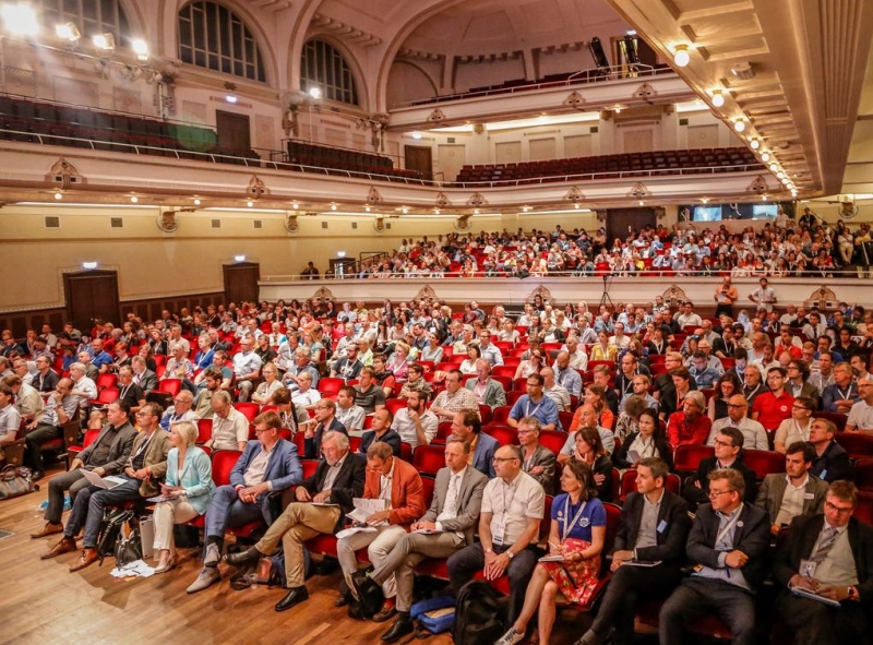 Der größte Saal, in dem zahlreiche Besucher Platz fanden