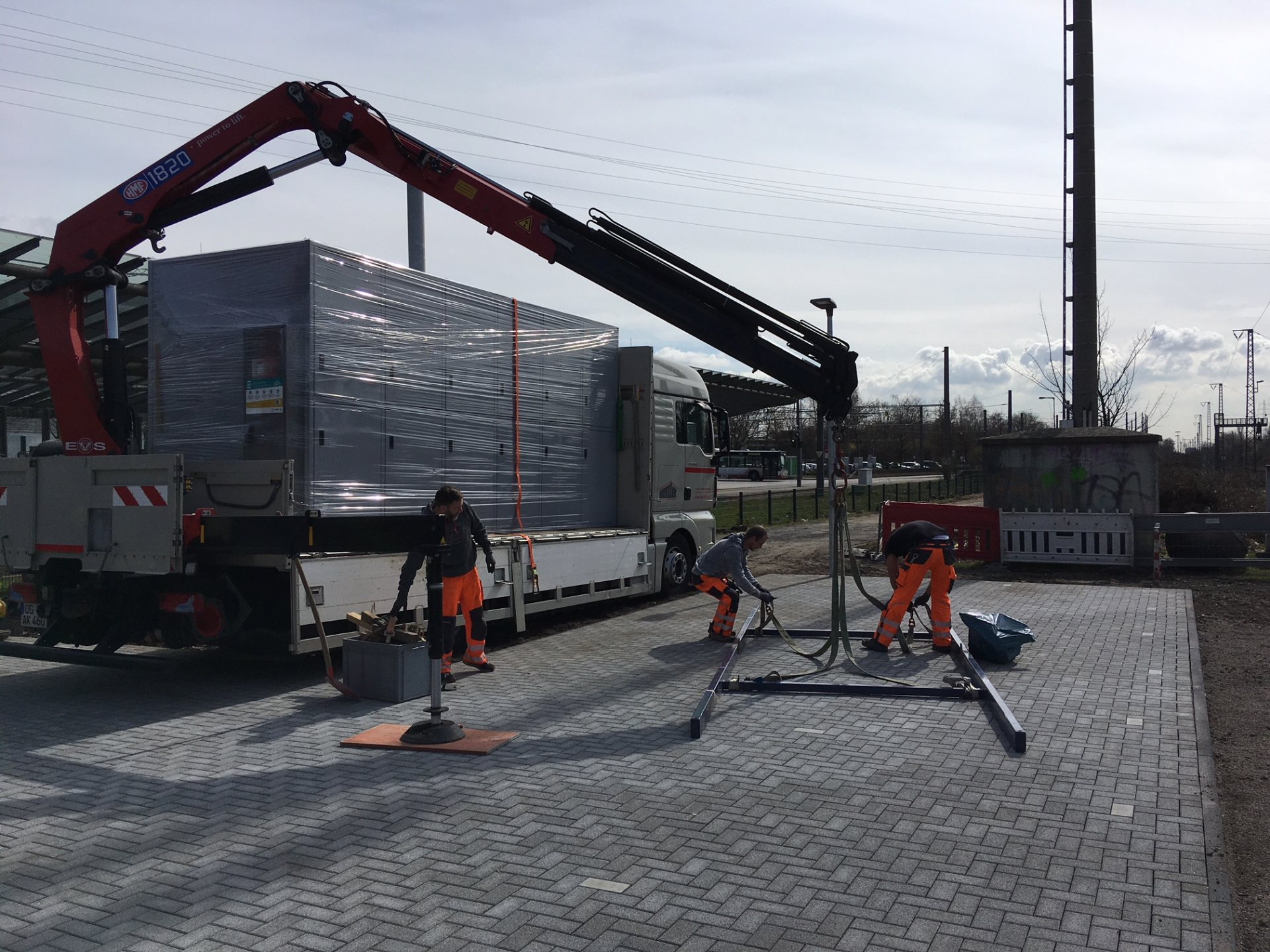 DeinRadschloss Fahrradboxen werden in Oberhausen-Sterkrade angeliefert und montiert