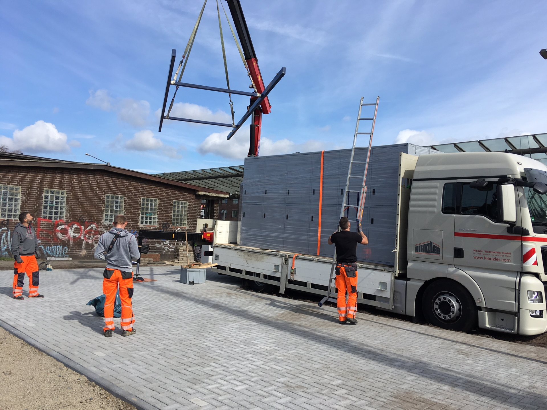 DeinRadschloss Fahrradboxen werden in Oberhausen-Sterkrade angeliefert und montiert