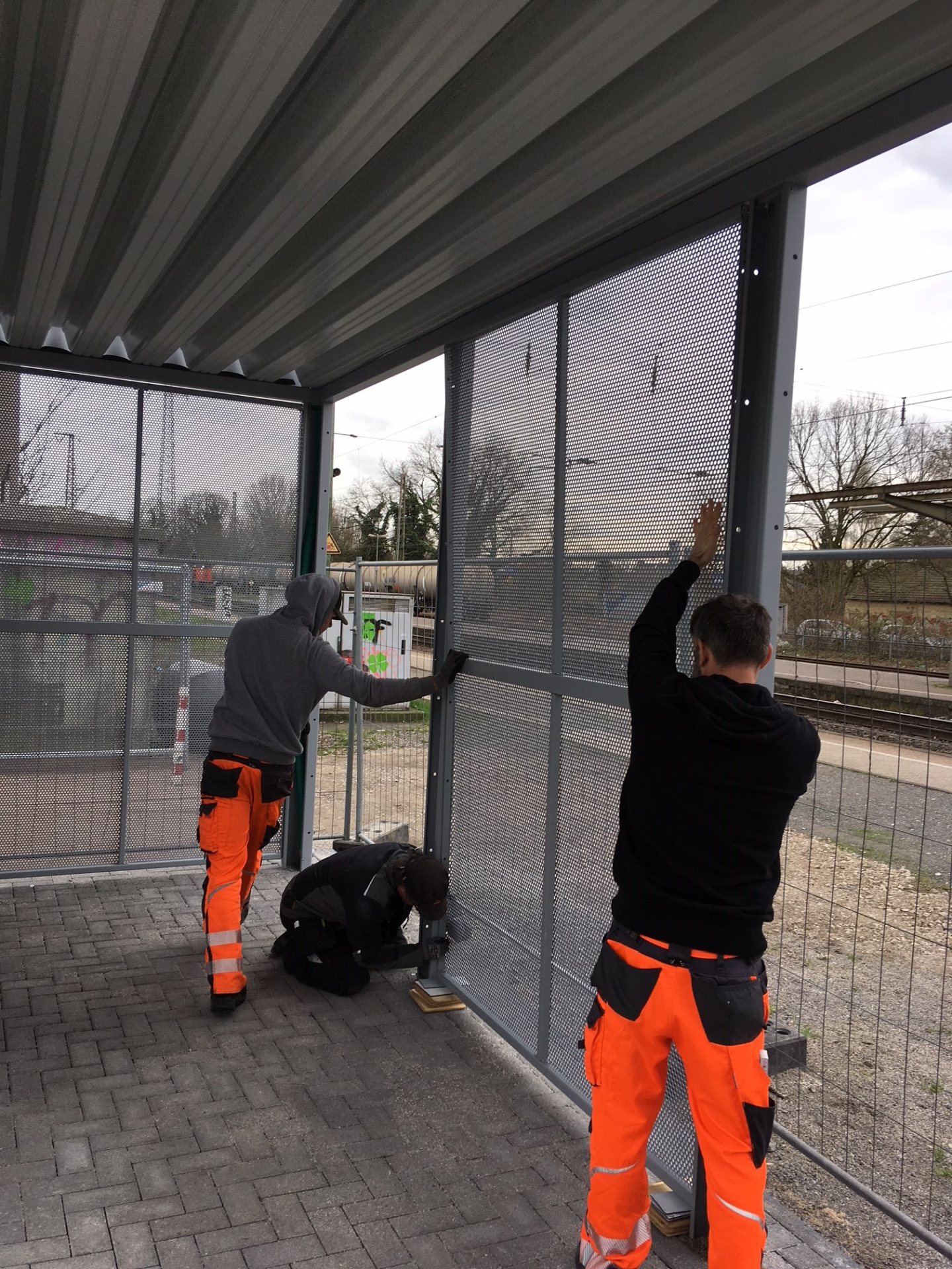 Montage Lochbleche für die DeinRadschloss-Sammelabstellanlage in Oberhausen-Sterkrade