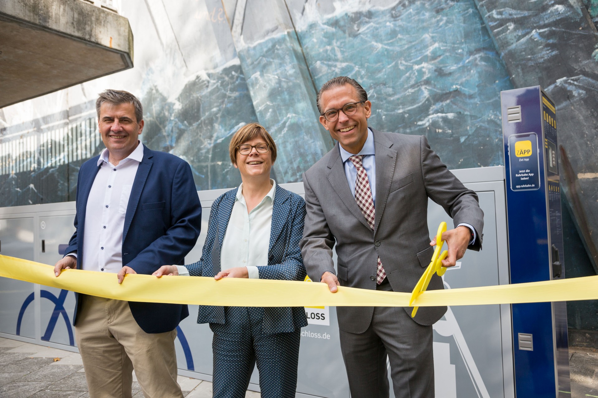 Eröffnen die Radboxen in Essen Steele (v.r.n.l.): Michael Feller (Geschäftsführer Ruhrbahn), Simone Raskob (Umwelt-, Bau- und Sportdezernentin Essen) und Michael Zyweck (Projektkoordinator VRR).