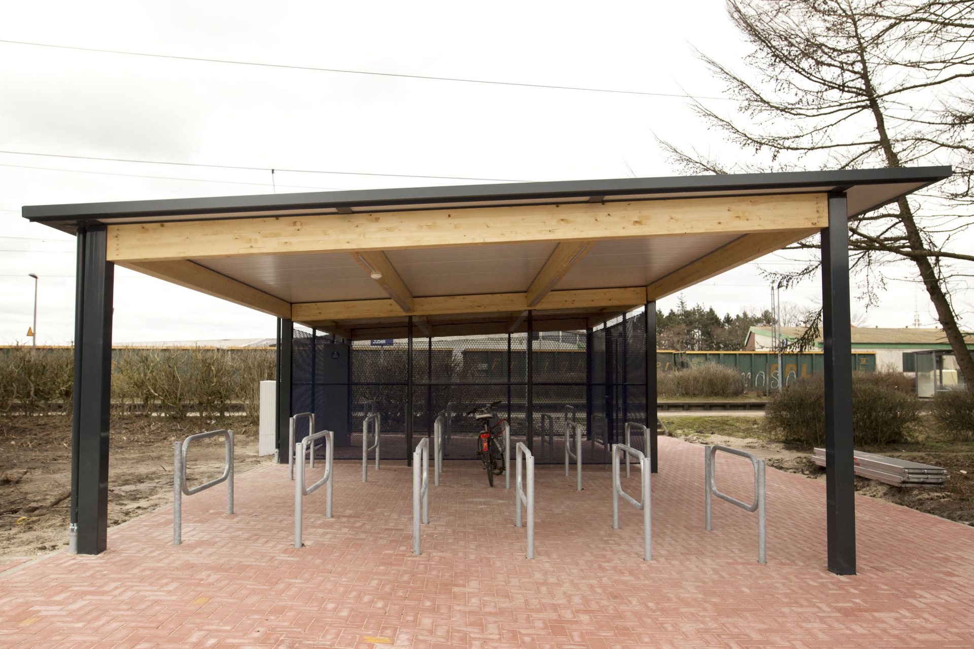 Ansicht auf die Anlehnbügel im freien Bereich der Fahrrad-Sammelgarage Jübek (NAH.SH)