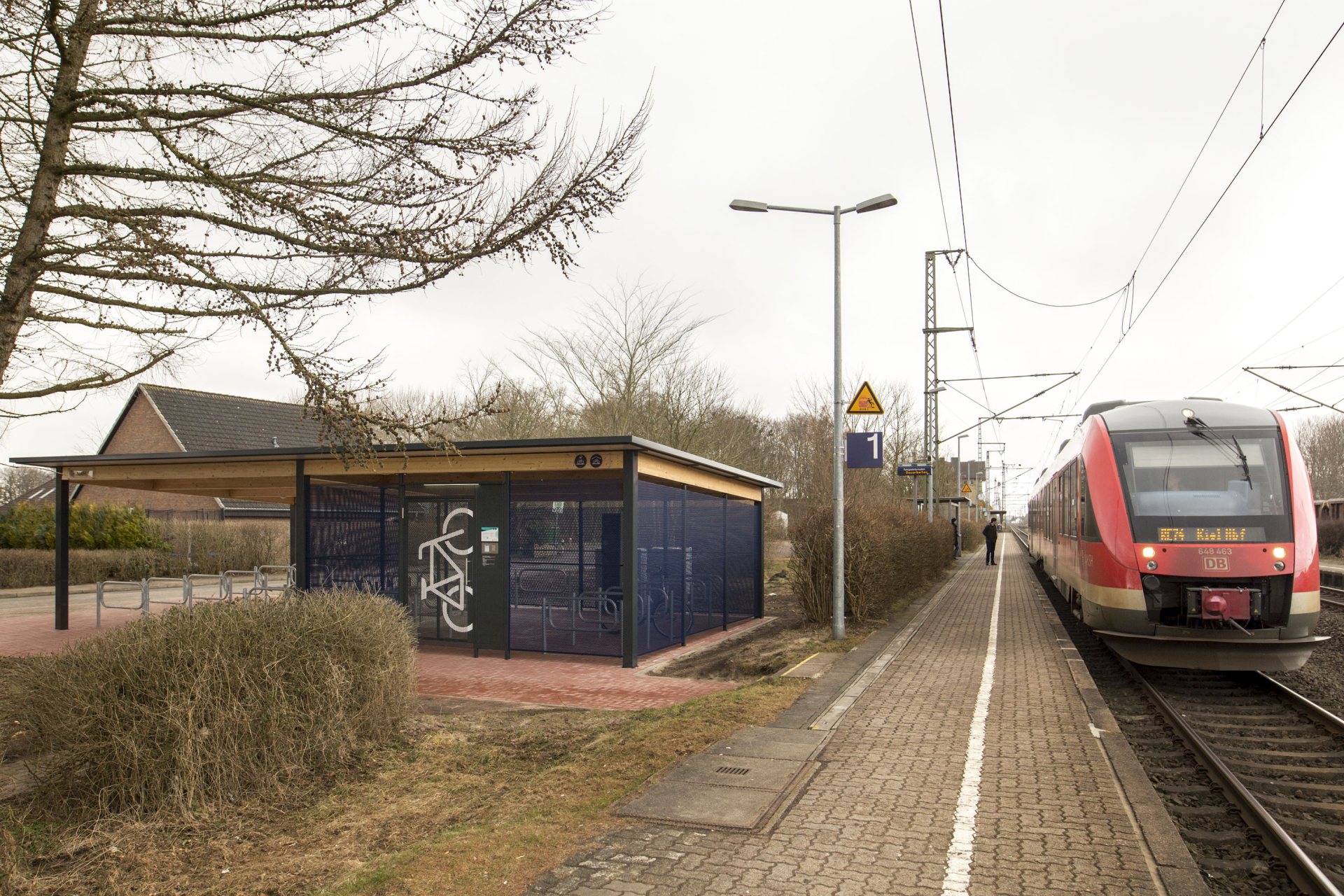 Die Anlage steht in der Nähe zum Bahngleis, sodass ein einfacher Umstieg zur Bahn gewährleistet ist