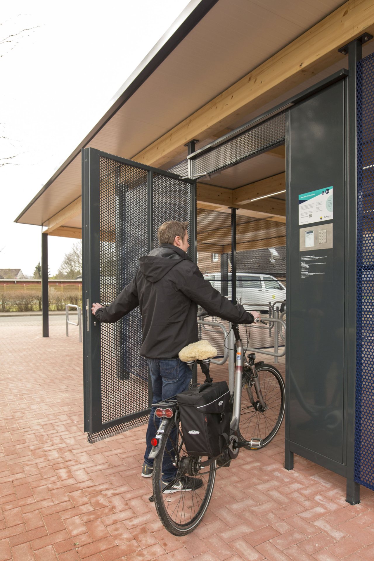 Zugangstür Fahrrad-Sammelgarage Jübek (NAH.SH)