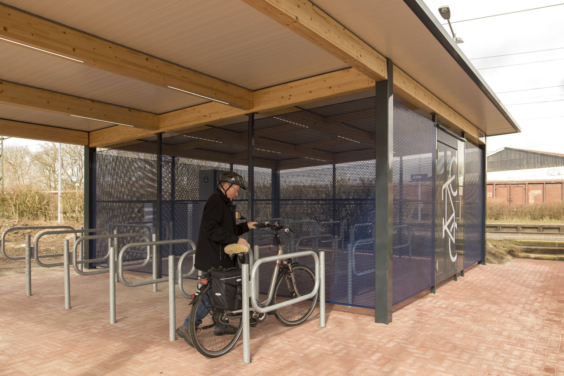 Parksituation im freien Bereich der Fahrrad-Sammelgarage Jübek (NAH.SH)