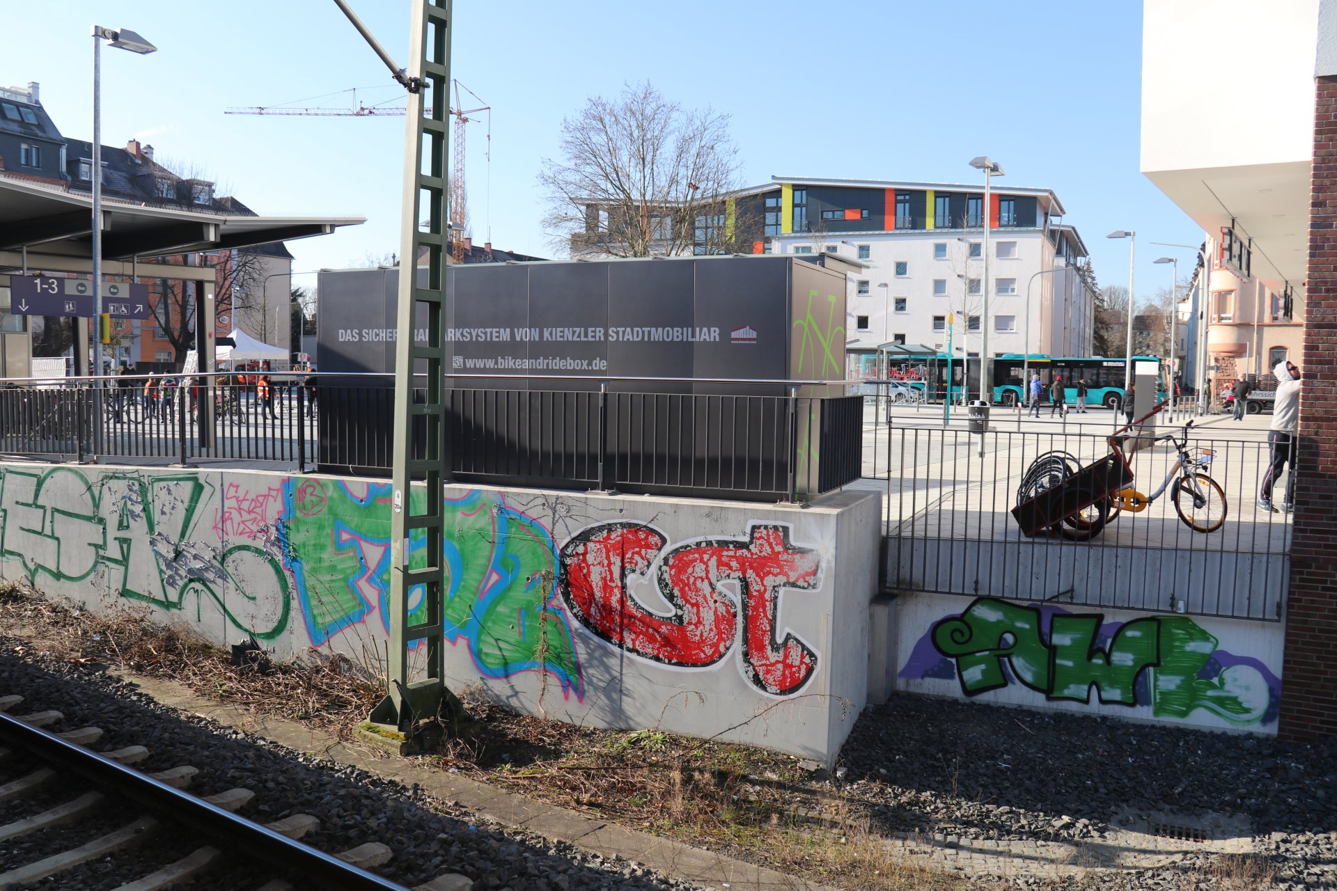 Ansicht auf die Bike and Ride Box vom S-Bahnhof-Gleis