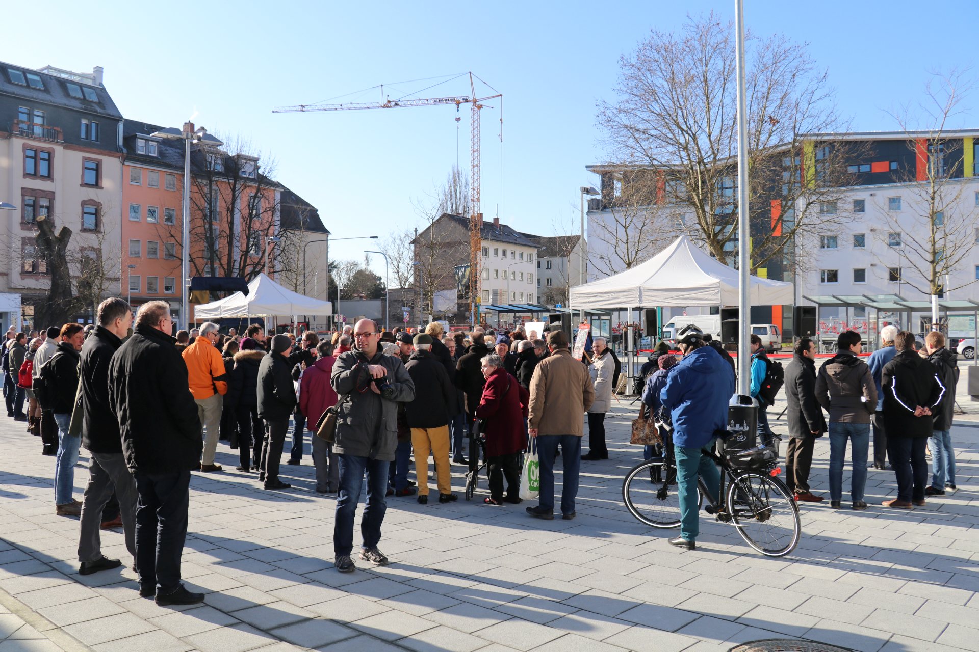 Gäste der Einweihung des neugestalteten Arthur-Stern-Platz in Frankfurt-Rödelheim