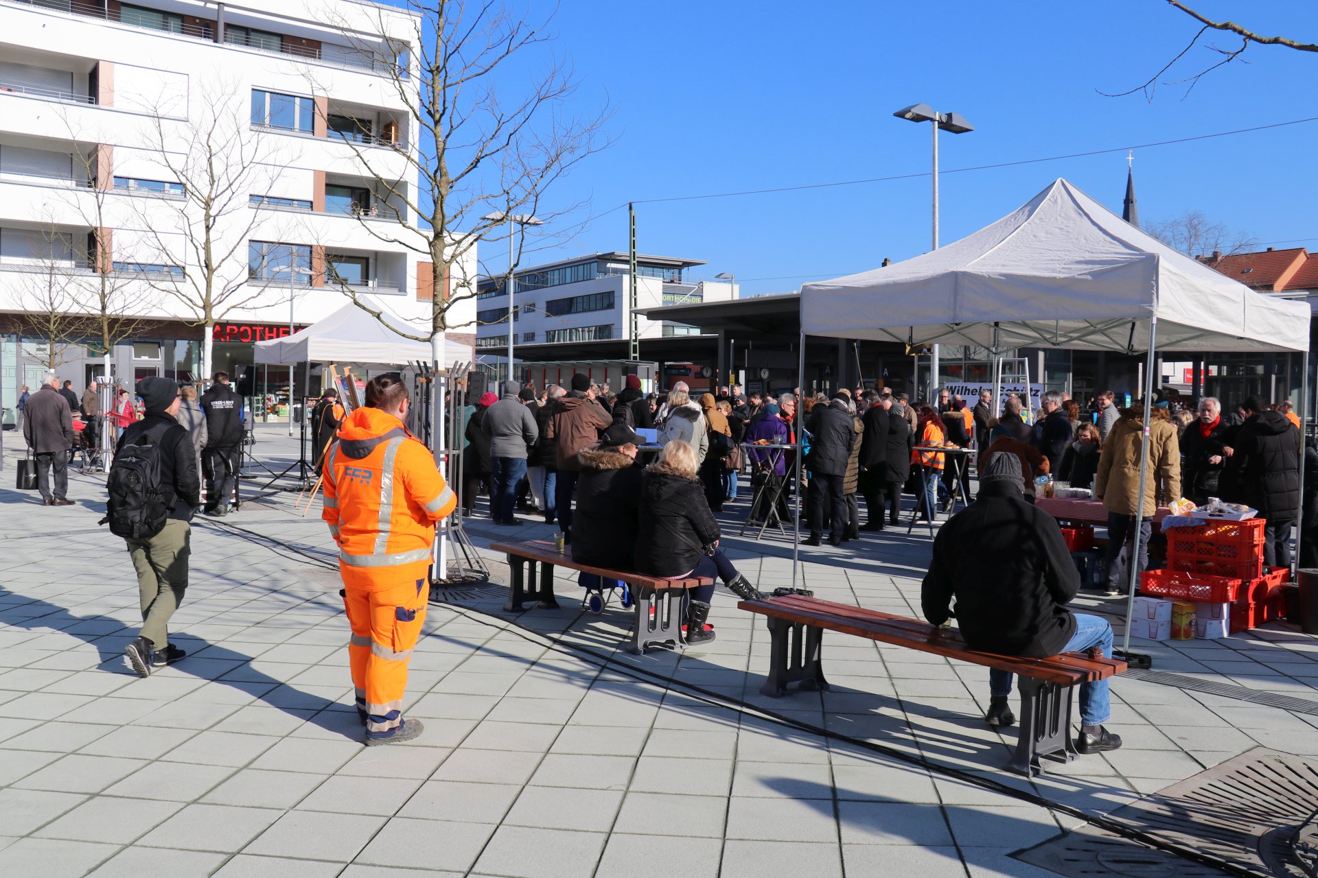 Gäste der Einweihung des neugestalteten Arthur-Stern-Platz in Frankfurt-Rödelheim