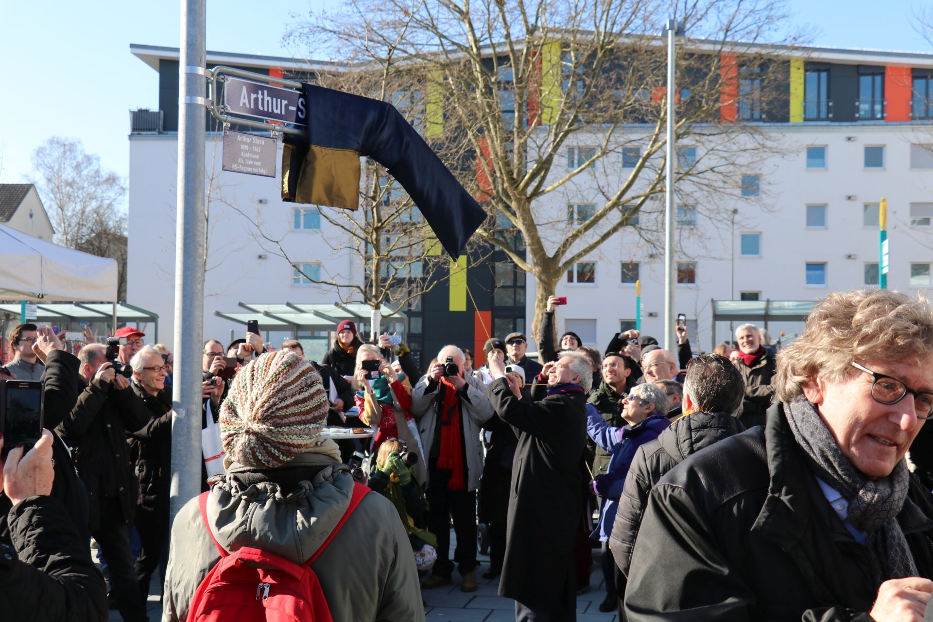 Enthüllung des Schildes "Arthur-Stern-Platz" durch Oberbürgermeister Peter Feldmann
