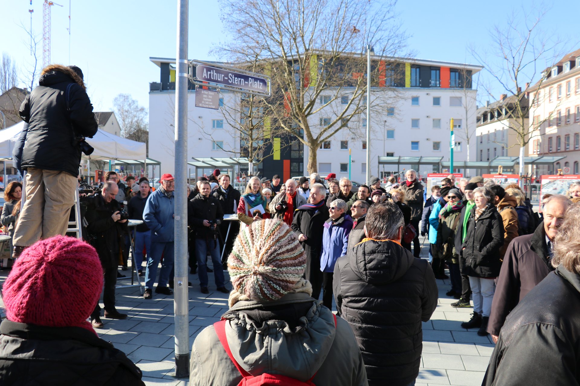 Enthüllung des Schildes "Arthur-Stern-Platz" durch Oberbürgermeister Peter Feldmann