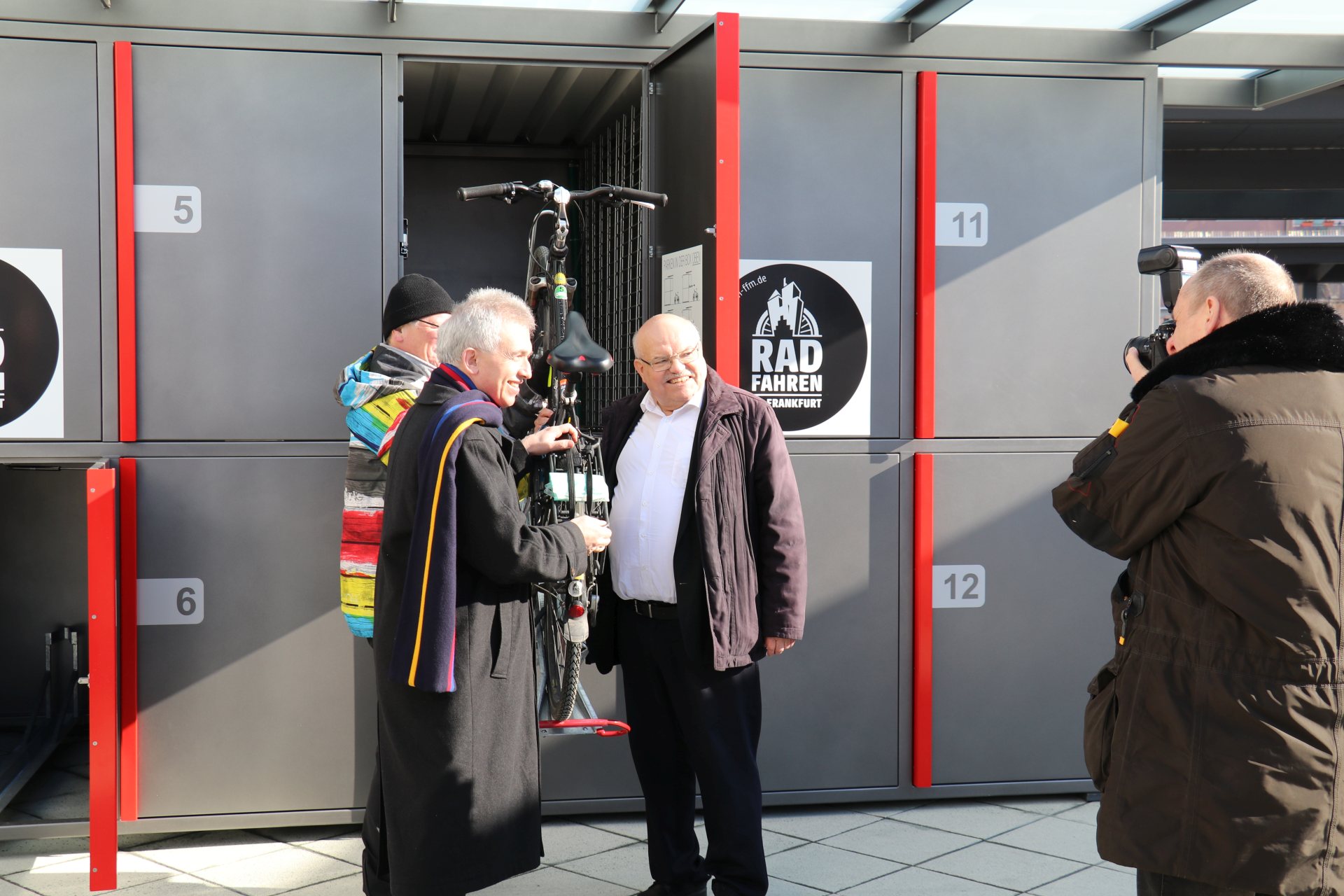 Oberbürgermeister Peter Feldmann, ADFC-Sprecher Bertram Giebeler und Verkehrsdezernent Klaus Oesterling