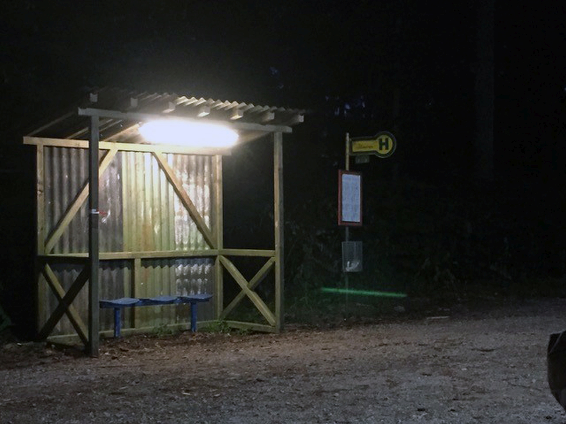 Szenenbild mit Kienzlerbank beim 4. Schwarzwald-"Tatort"