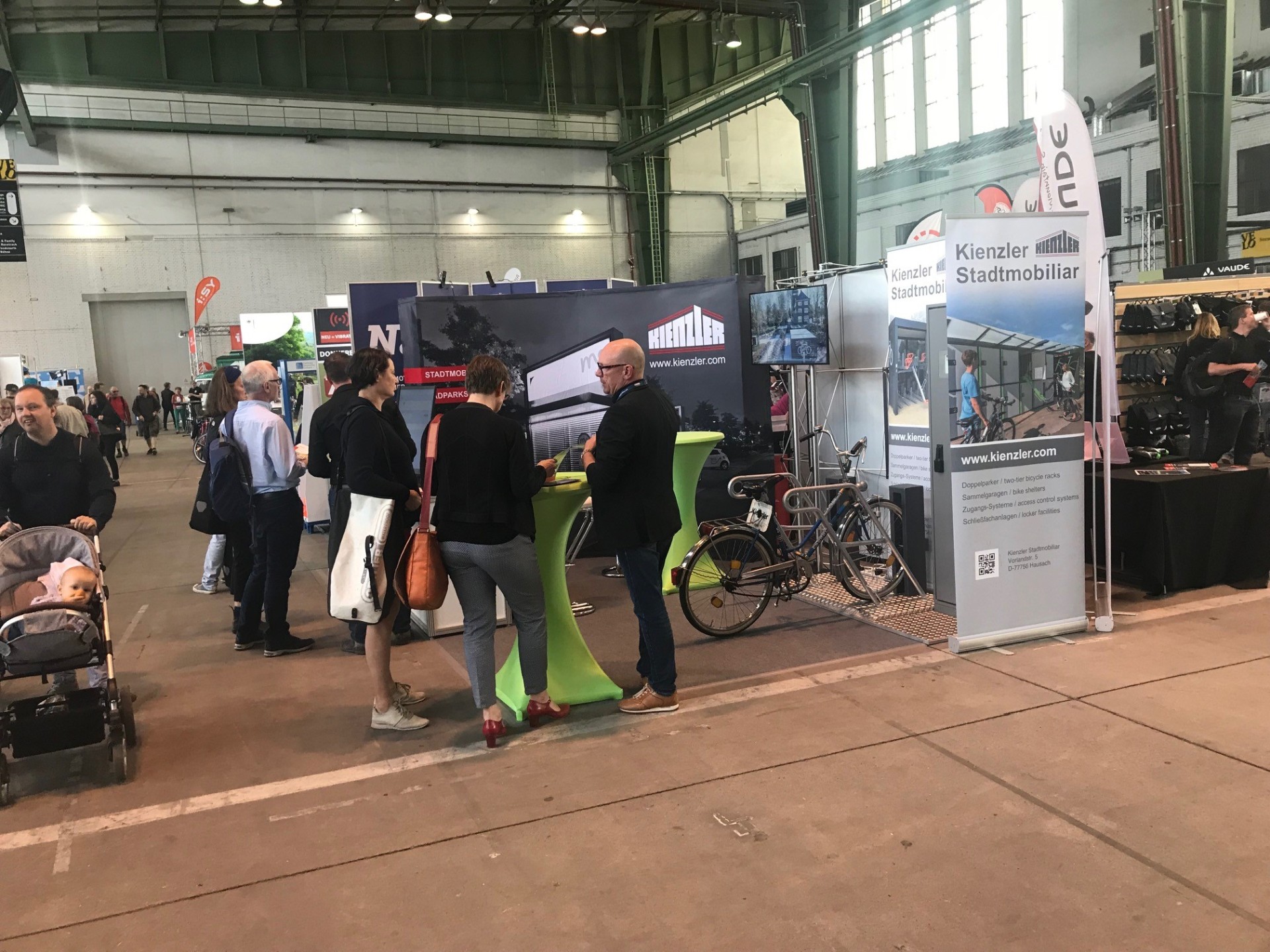 Kienzler Ausstellungsstand im Innenbereich der VELOBerlin 2019. An der Leihstation mit den Bluetooth-Schlössern der Firma Ilockit - zusammen mit dem Kienzler Betriebsrad - konnte das digitale Zugangssystem getestet werden (im rechten Bereich).