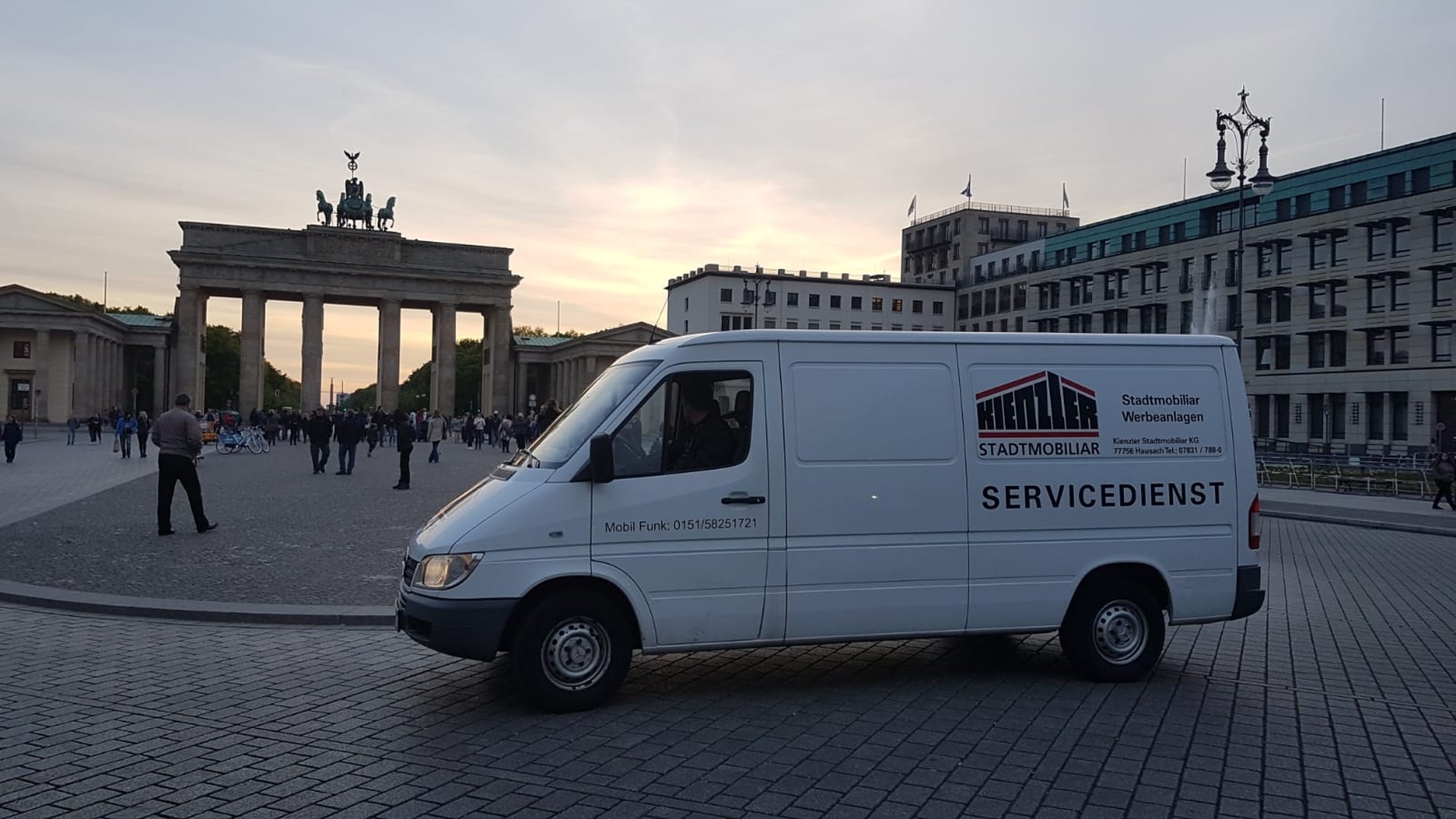 Unsere Mitarbeiter, die das Material für den Ausstellungsstand nach Berlin brachten, schauten mit dem Kienzler Service-Fahrzeug bei Berliner Sehenswürdigkeiten vorbei. 