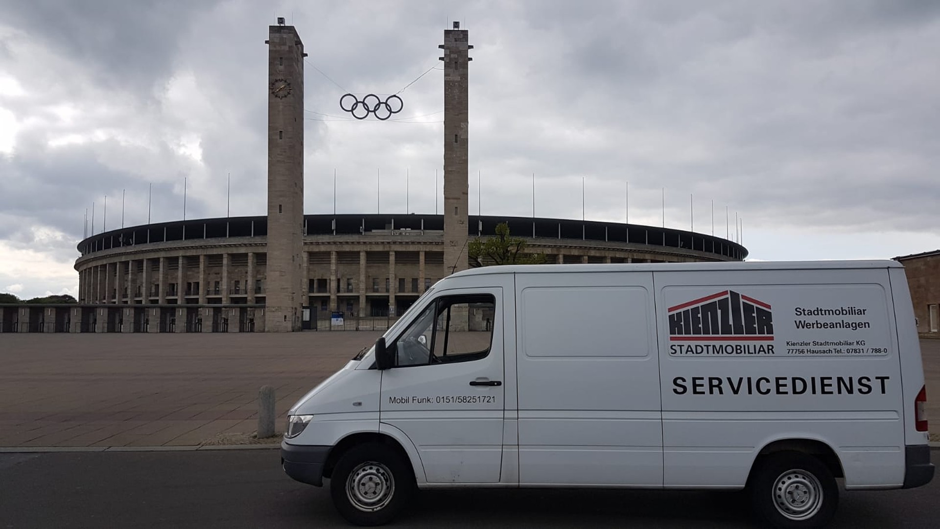 Unsere Mitarbeiter, die das Material für den Ausstellungsstand nach Berlin brachten, schauten mit dem Kienzler Service-Fahrzeug bei Berliner Sehenswürdigkeiten vorbei. 