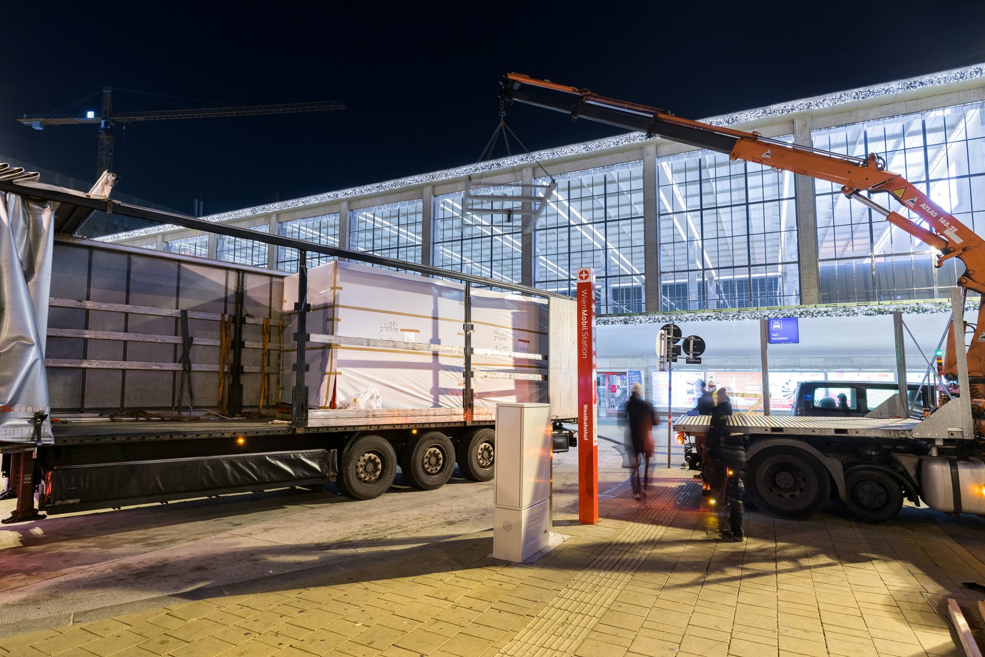 Montage der Bike and Ride Boxen in Wien, Foto: Rainer Mirau