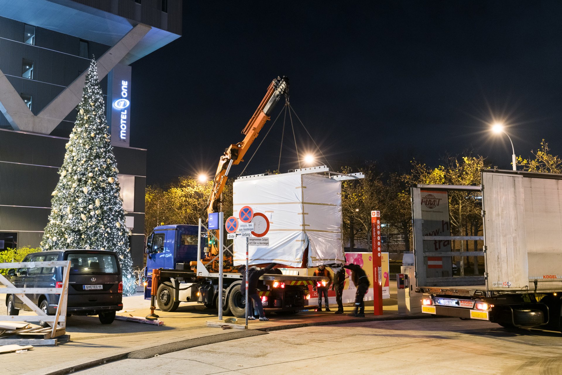 Montage der Bike and Ride Boxen in Wien, Foto: Rainer Mirau