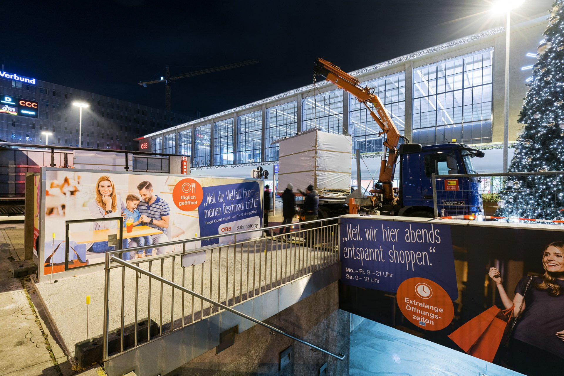 Montage der Bike and Ride Boxen in Wien, Foto: Rainer Mirau