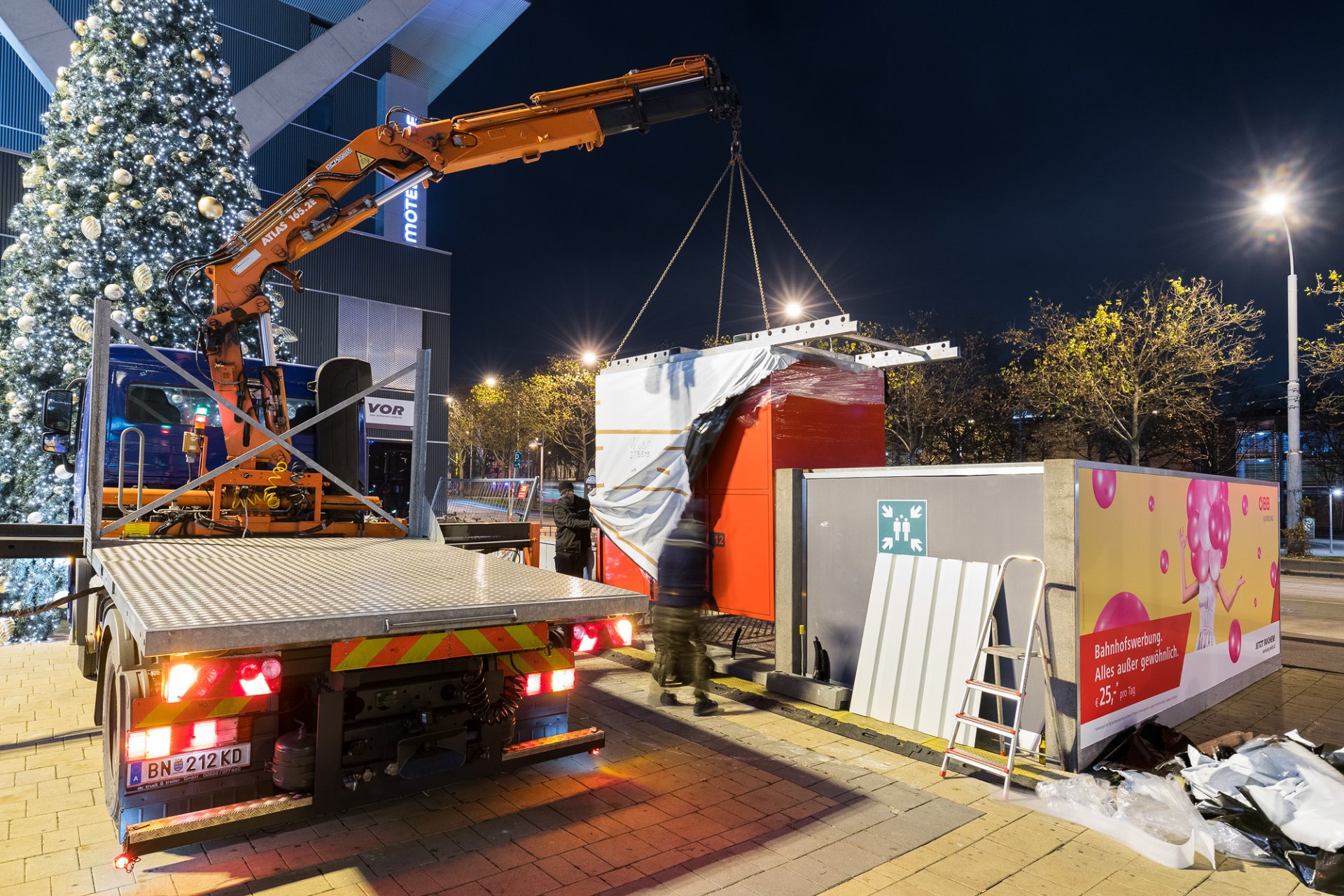 Montage der Bike and Ride Boxen in Wien, Foto: Rainer Mirau