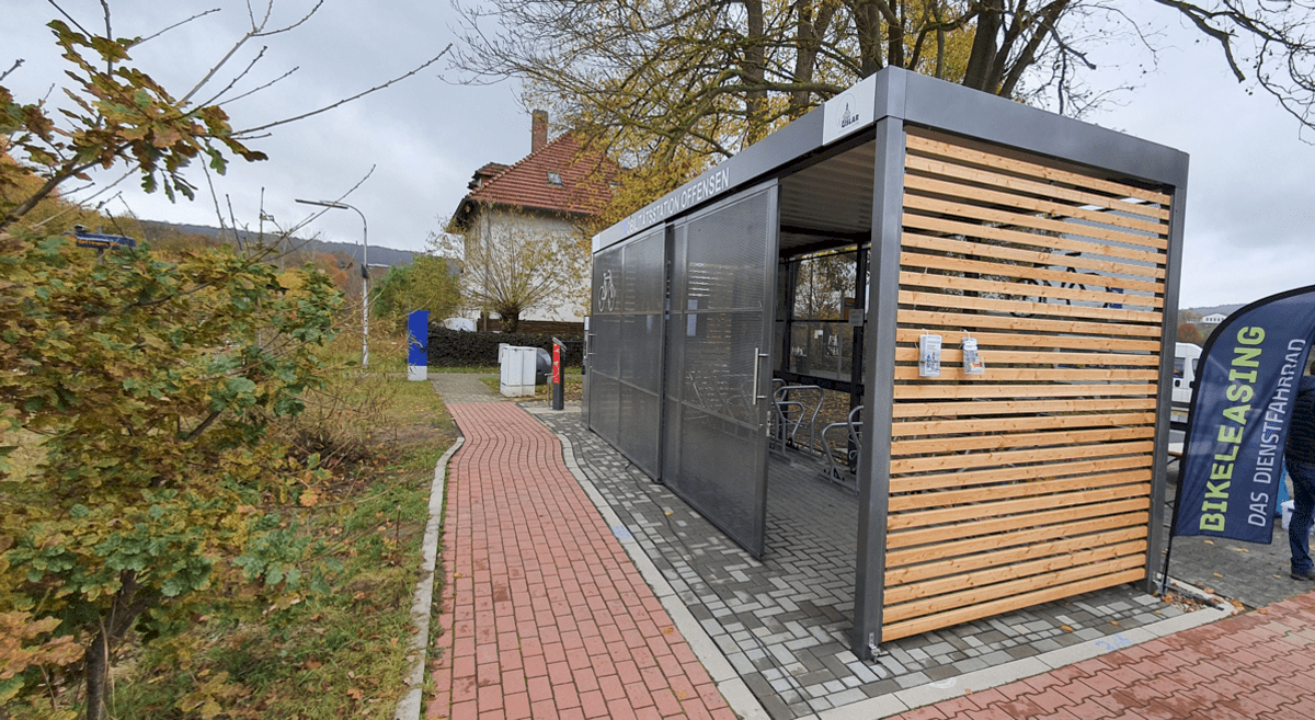Sammelschließanlage mit Schiebetür und Seitenwänden in Holzoptik am Bahnhof Uslar-Offensen