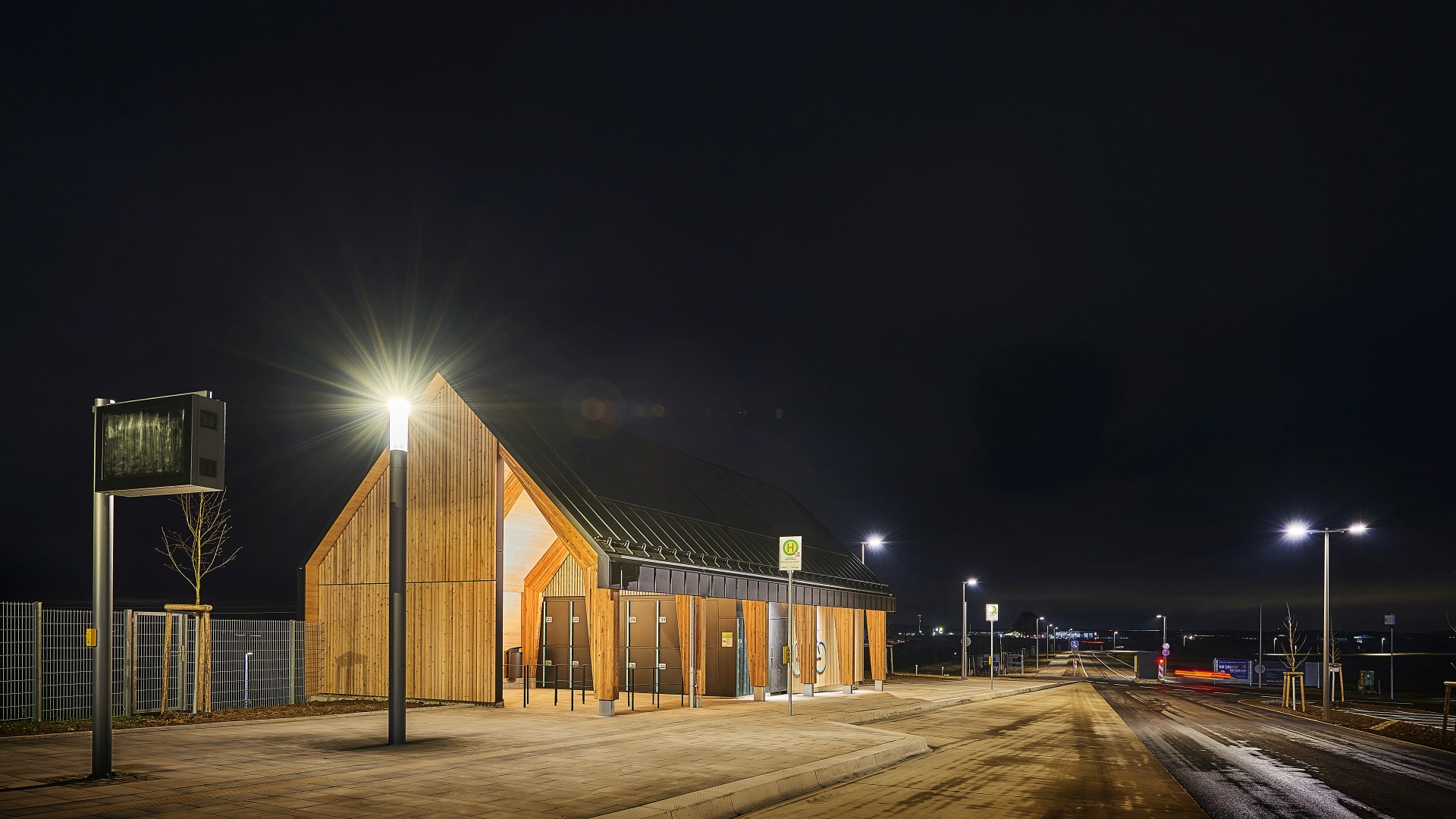 Wartehalle Merklingen Bahnhof Schwäbische Alb bei Nacht