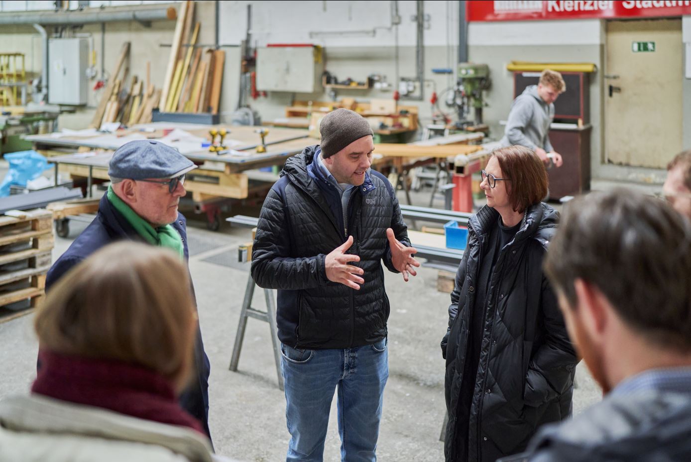 Politischer Besuch: Minister Hermann und Staatssäkreterin Boser bei Kienzler Stadtmobiliar