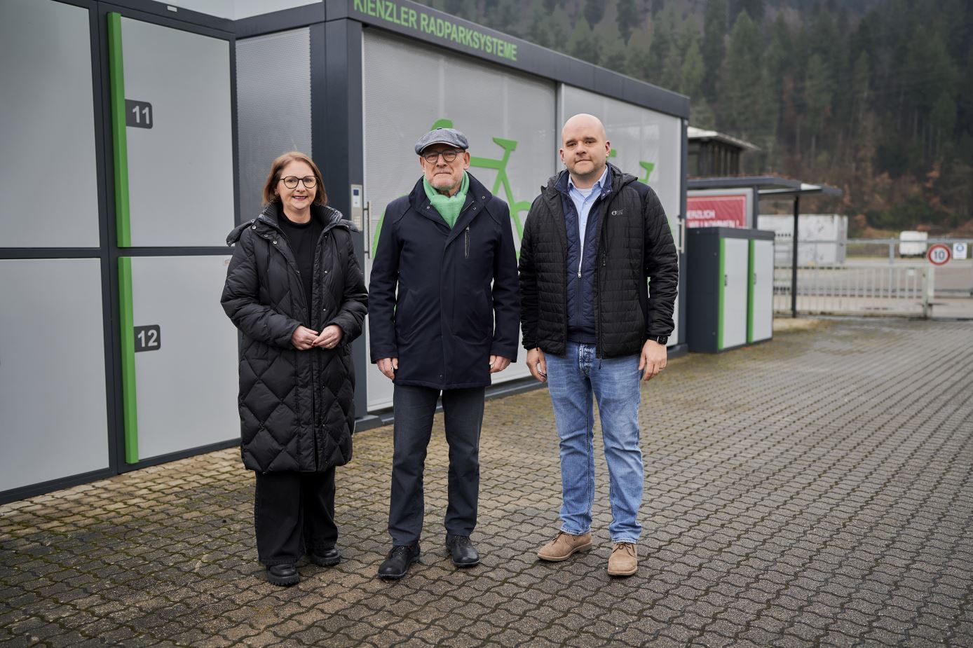 Politischer Besuch: Minister Hermann und Staatssäkreterin Boser bei Kienzler Stadtmobiliar