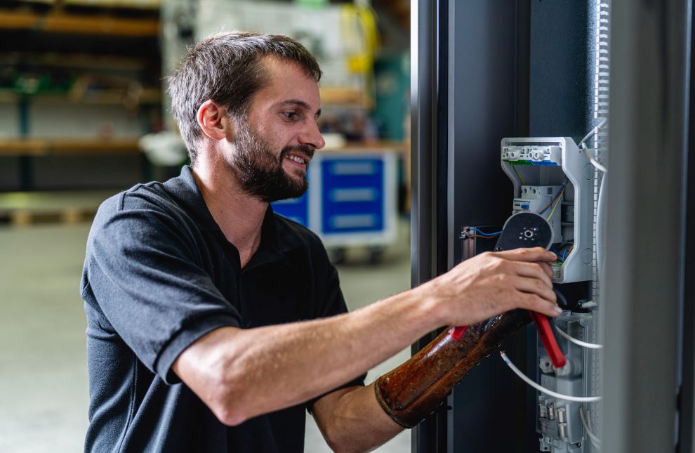 Mitarbeiter Elektriker bei der Arbeit