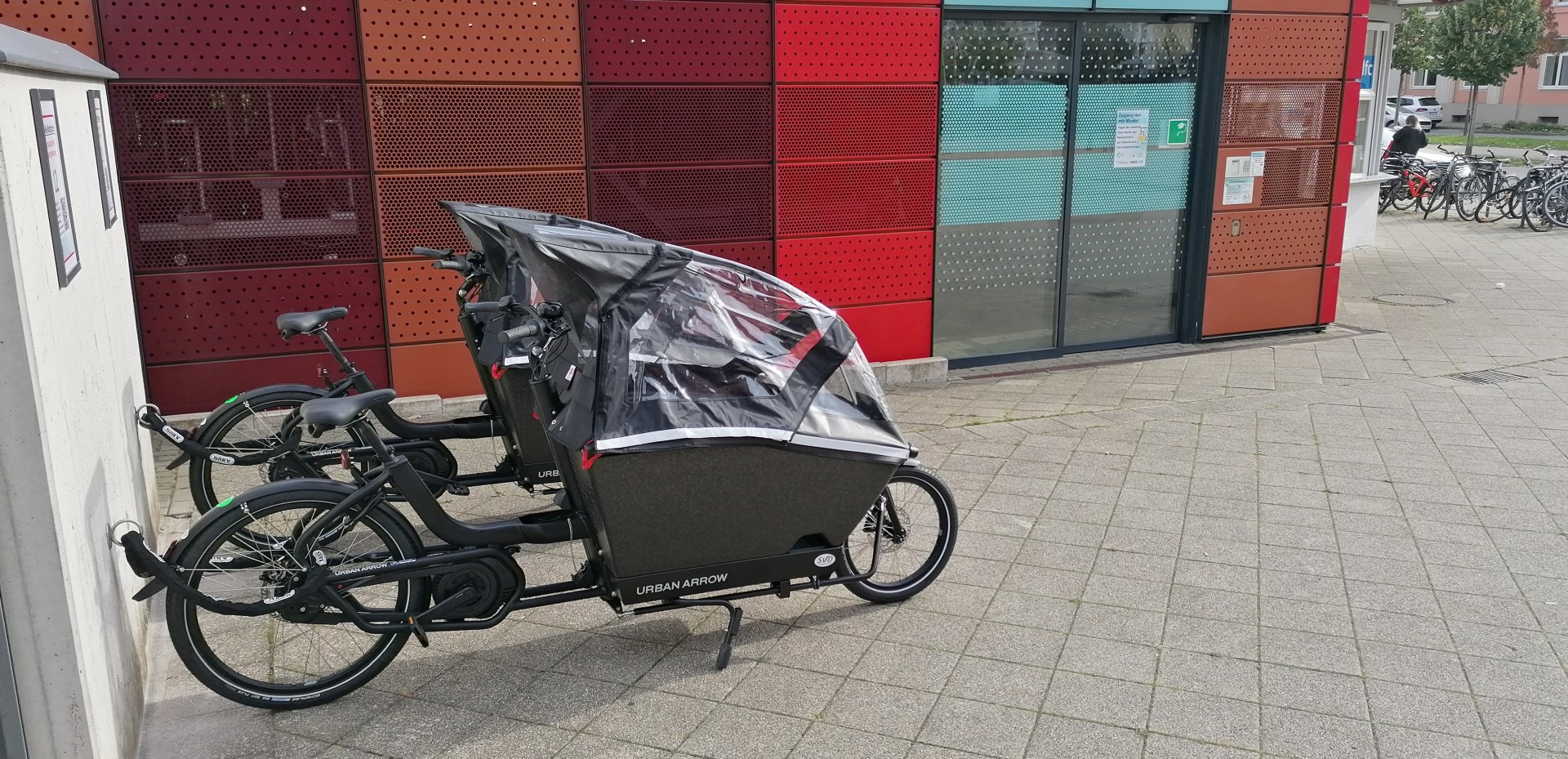 Lastenfahrrad vor Fahrradparksystem Detmold