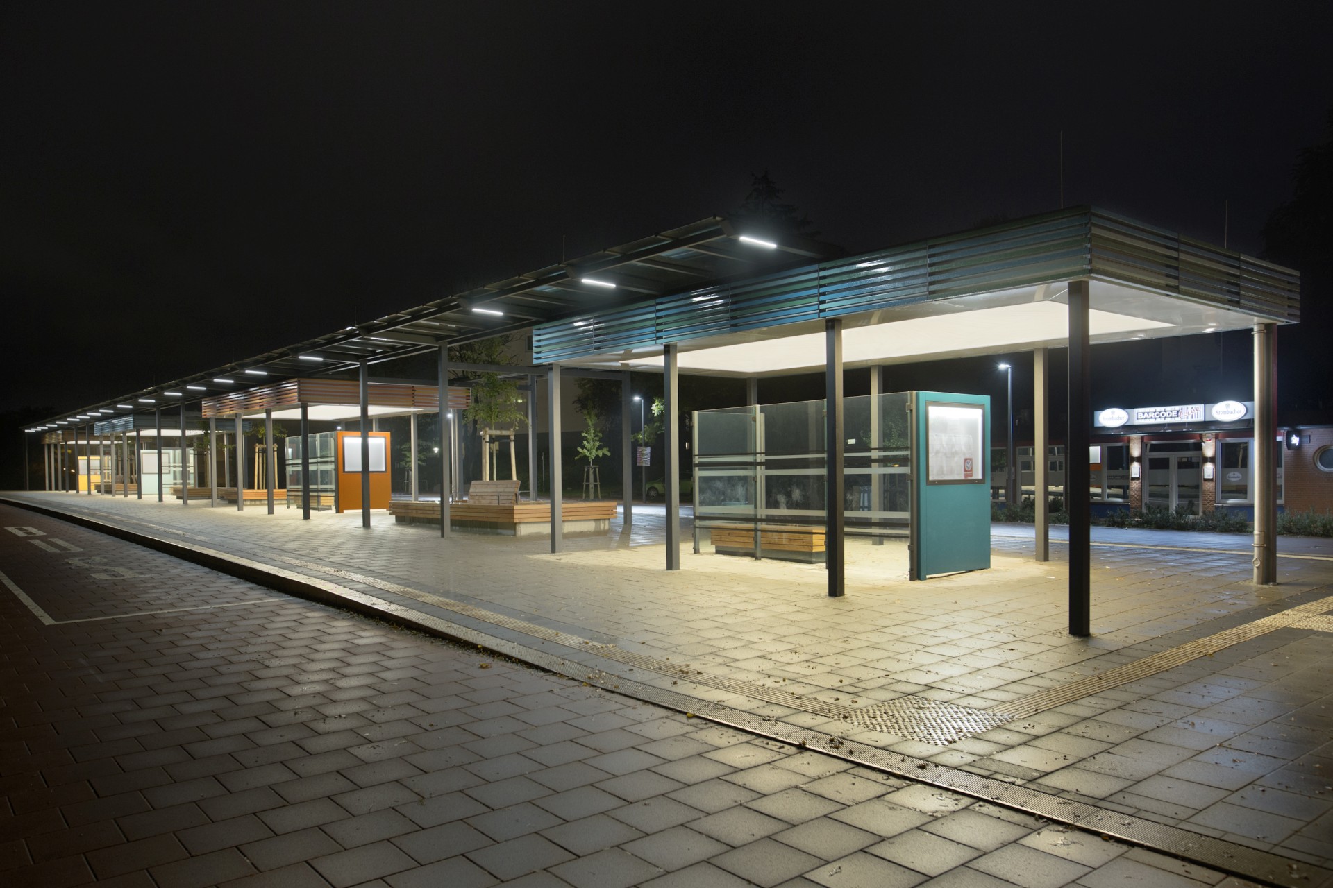 Wartehalle Busbahnhof Pinneberg bei Nacht