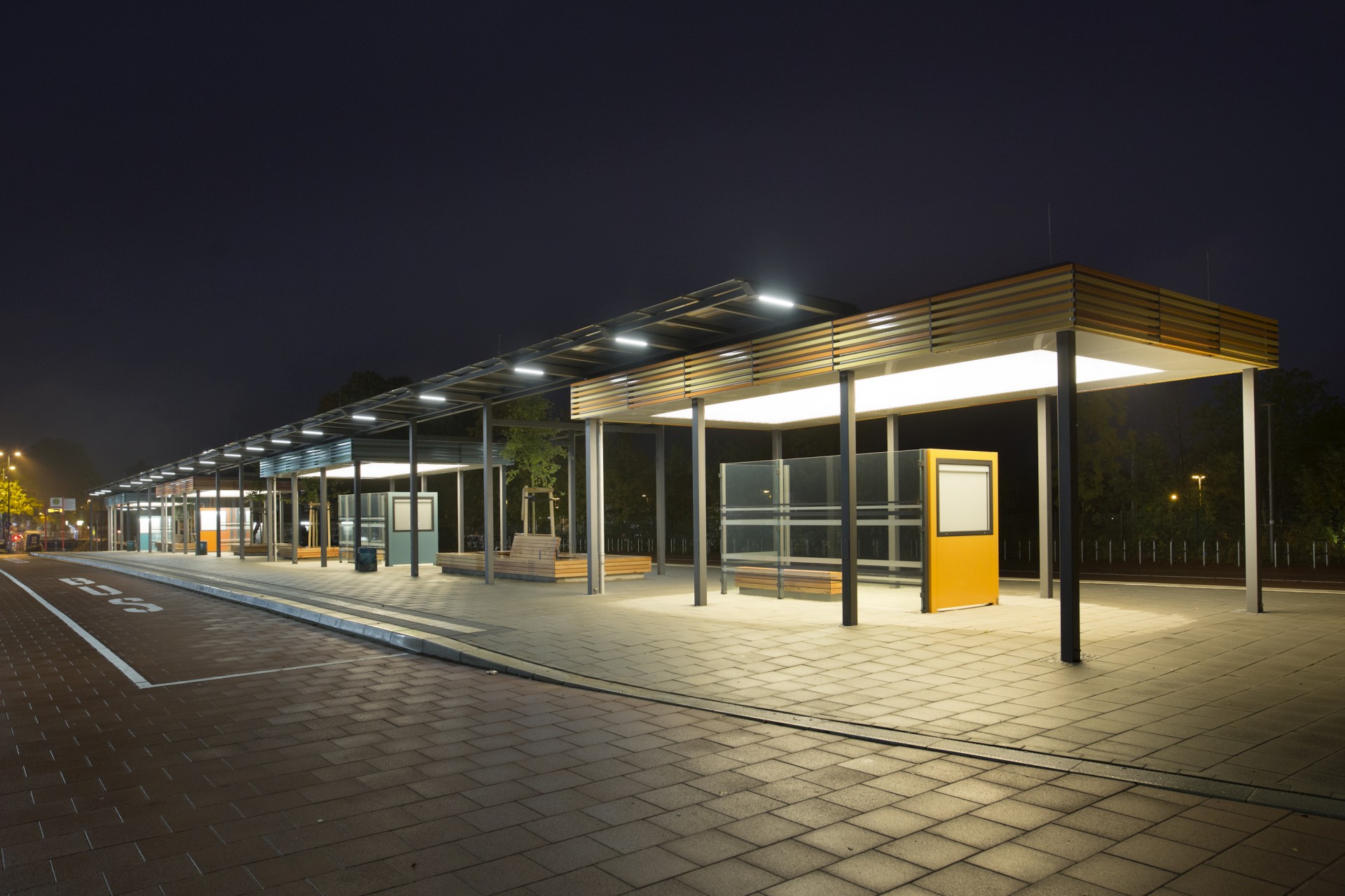 Wartehalle Busbahnhof Pinneberg bei Nacht